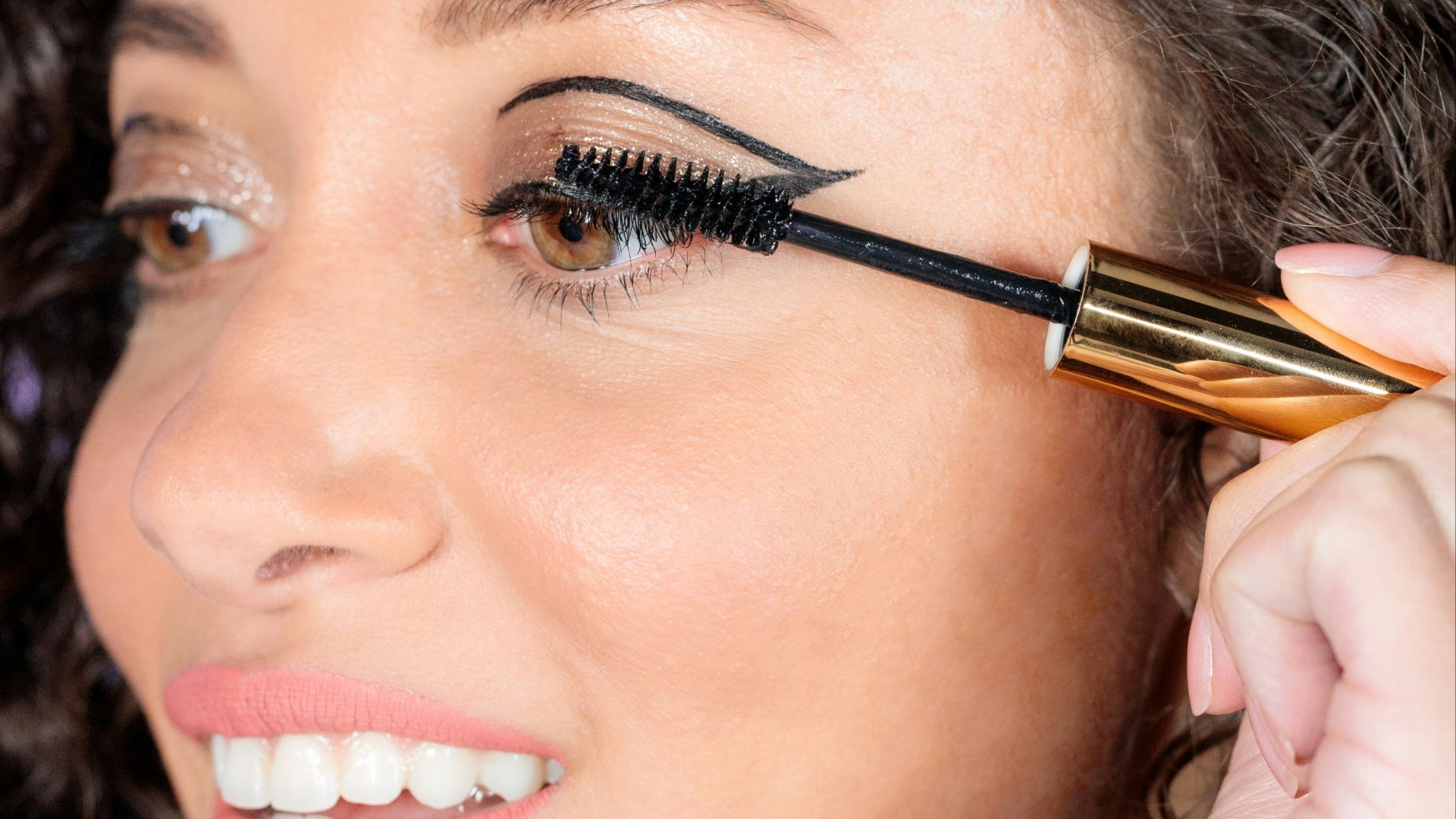 10 teintes de mascara qui mettent en valeur la plupart des carnations… et 10 qui ne le font pas