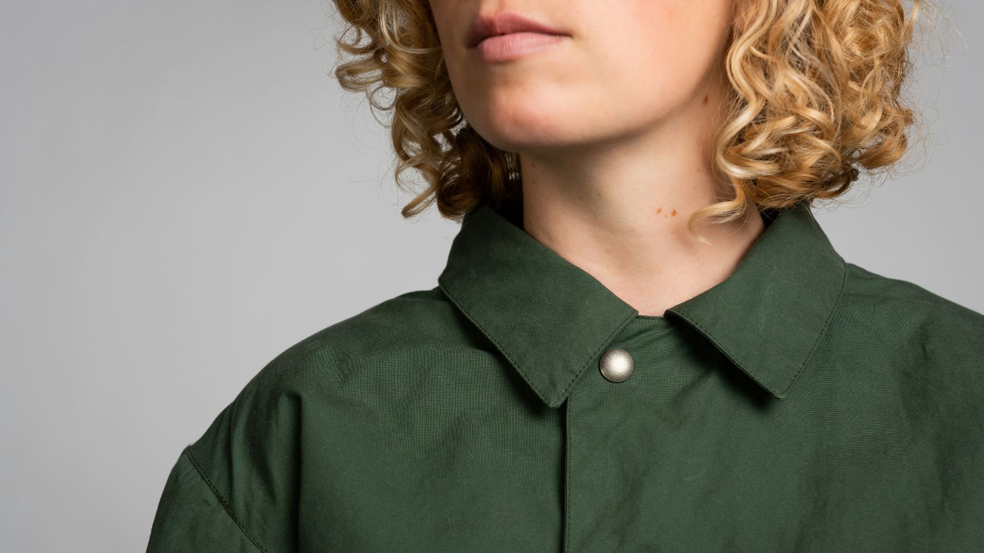 2. Une chemise décontractée à boutons