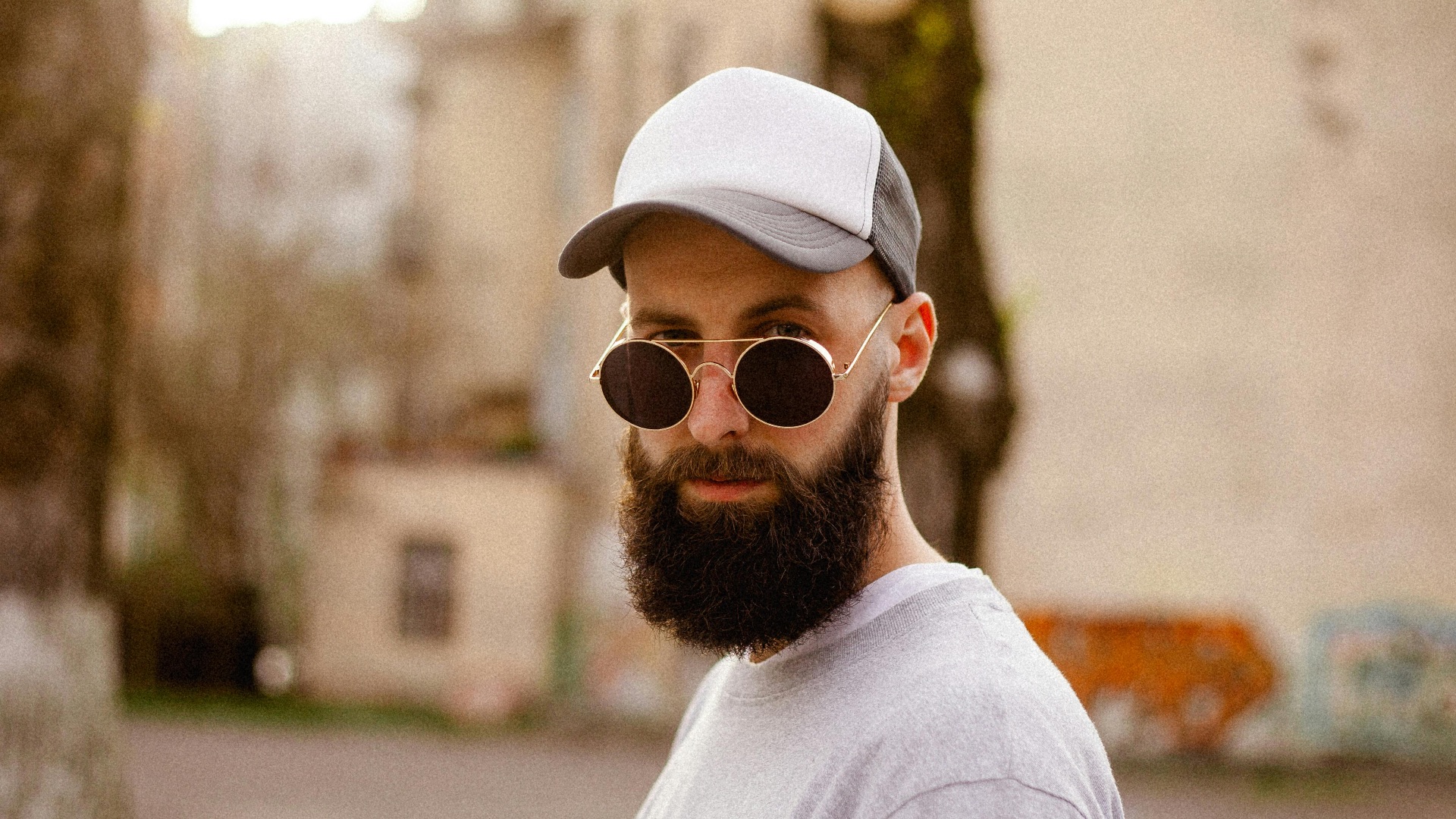 18. « Ta barbe te va bien. »