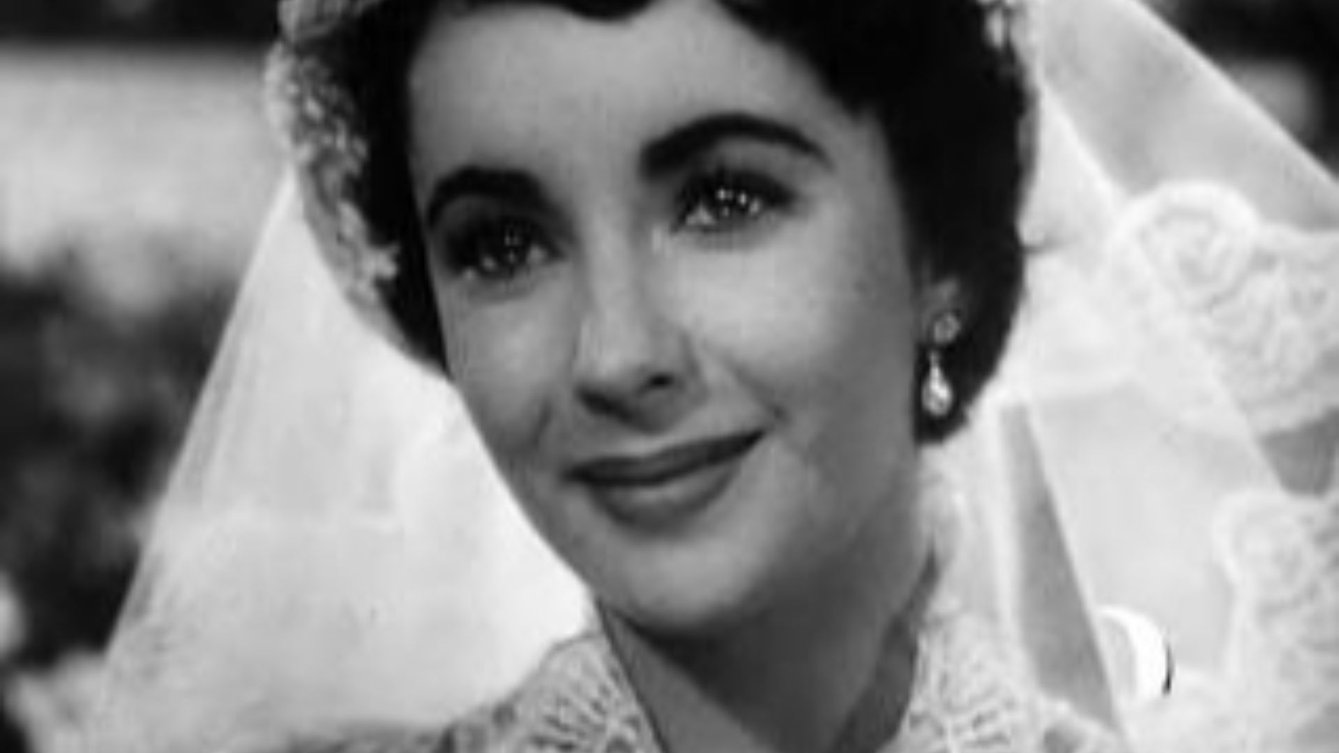 5. La première robe de mariée d'Elizabeth Taylor