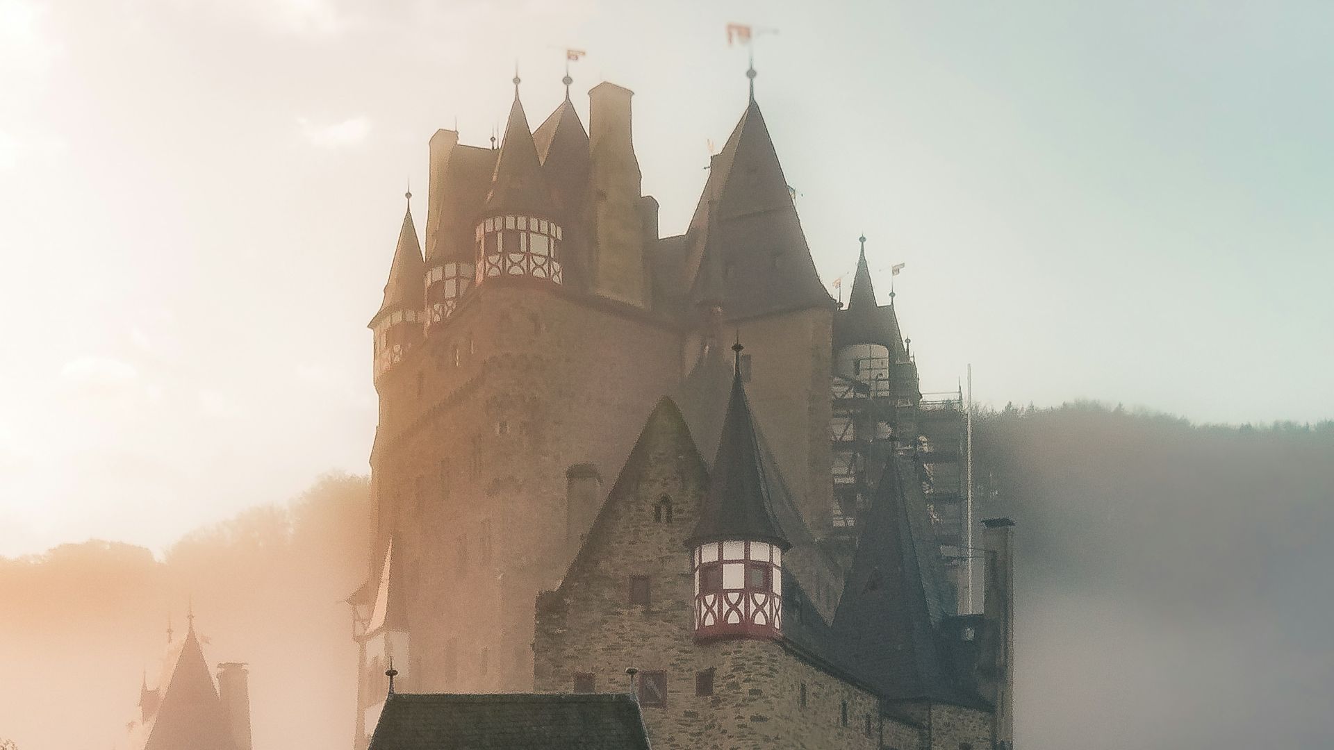 10 châteaux construits pour durer et 10 villes englouties par la mer
