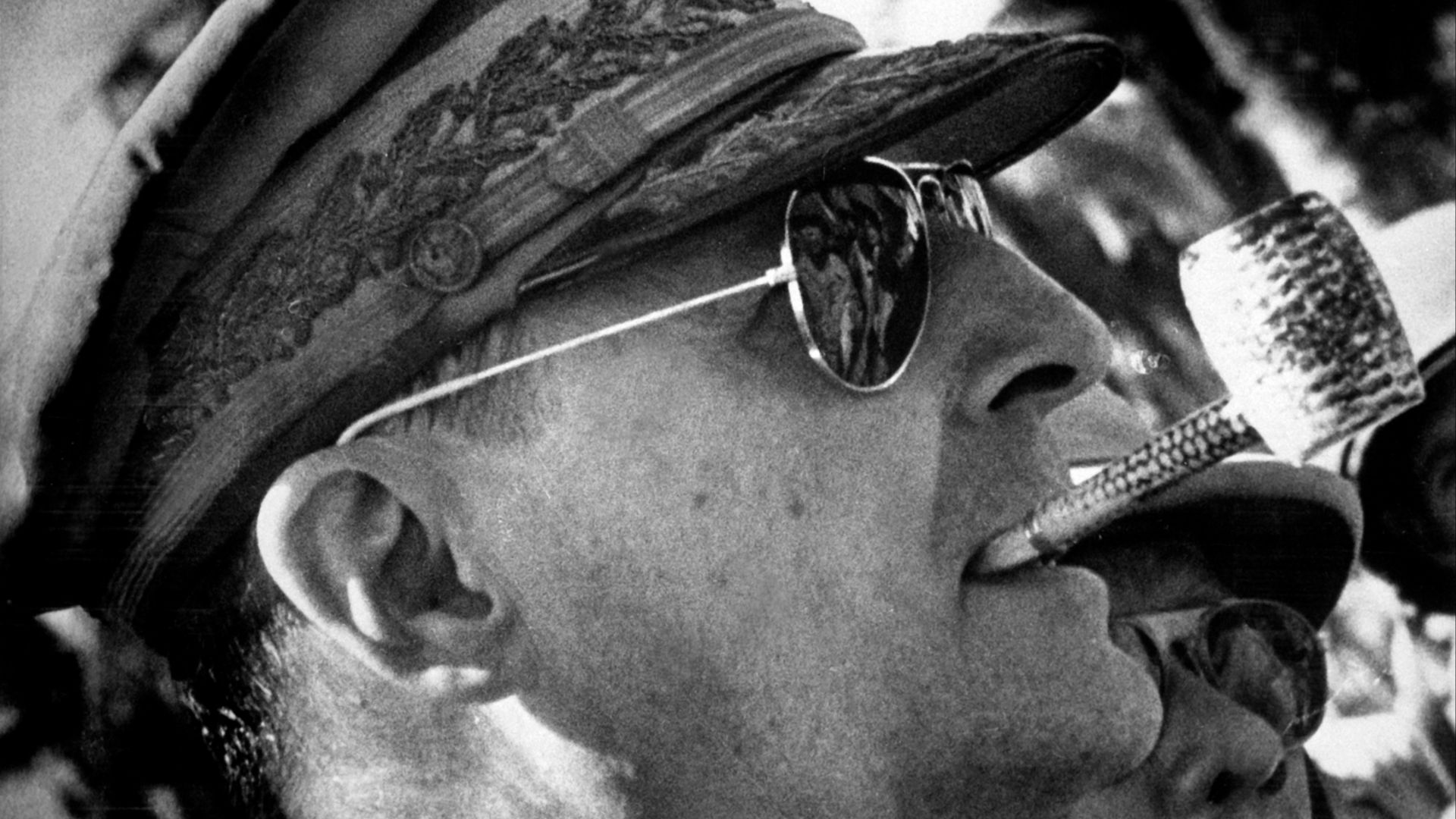 13. Le général Douglas MacArthur