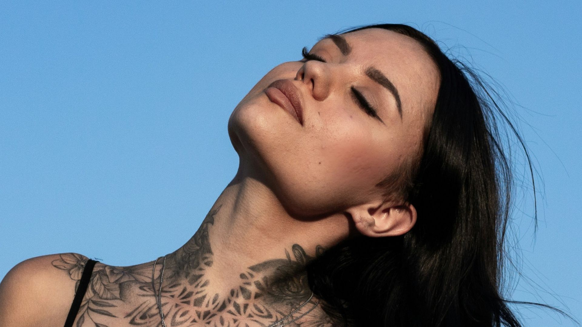 20 tatouages que les hommes adorent chez les femmes, mais que les autres femmes détestent