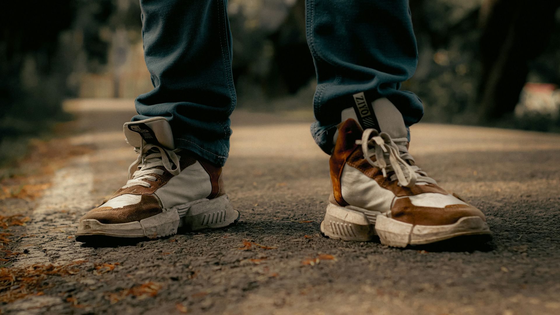 10 chaussures que les femmes remarquent tout de suite (et 10 qu’elles aimeraient que les hommes cessent de porter)