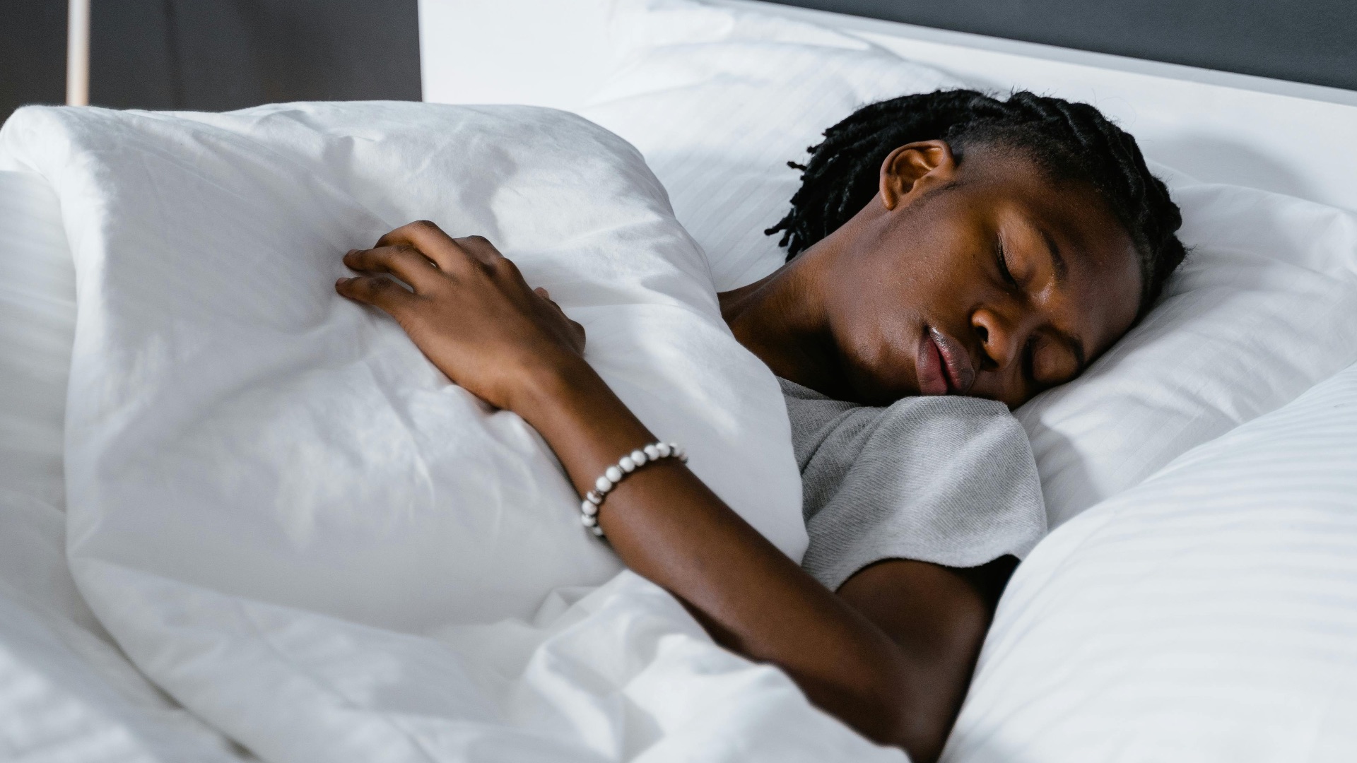 1. Votre corps utilise la paralysie pour vous protéger pendant vos rêves