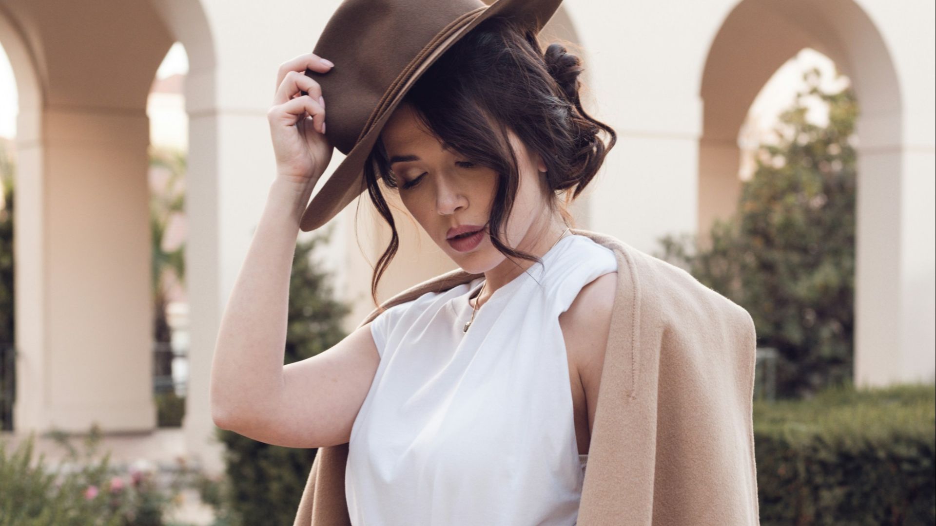 7. La tenue monochrome dans des tons neutres