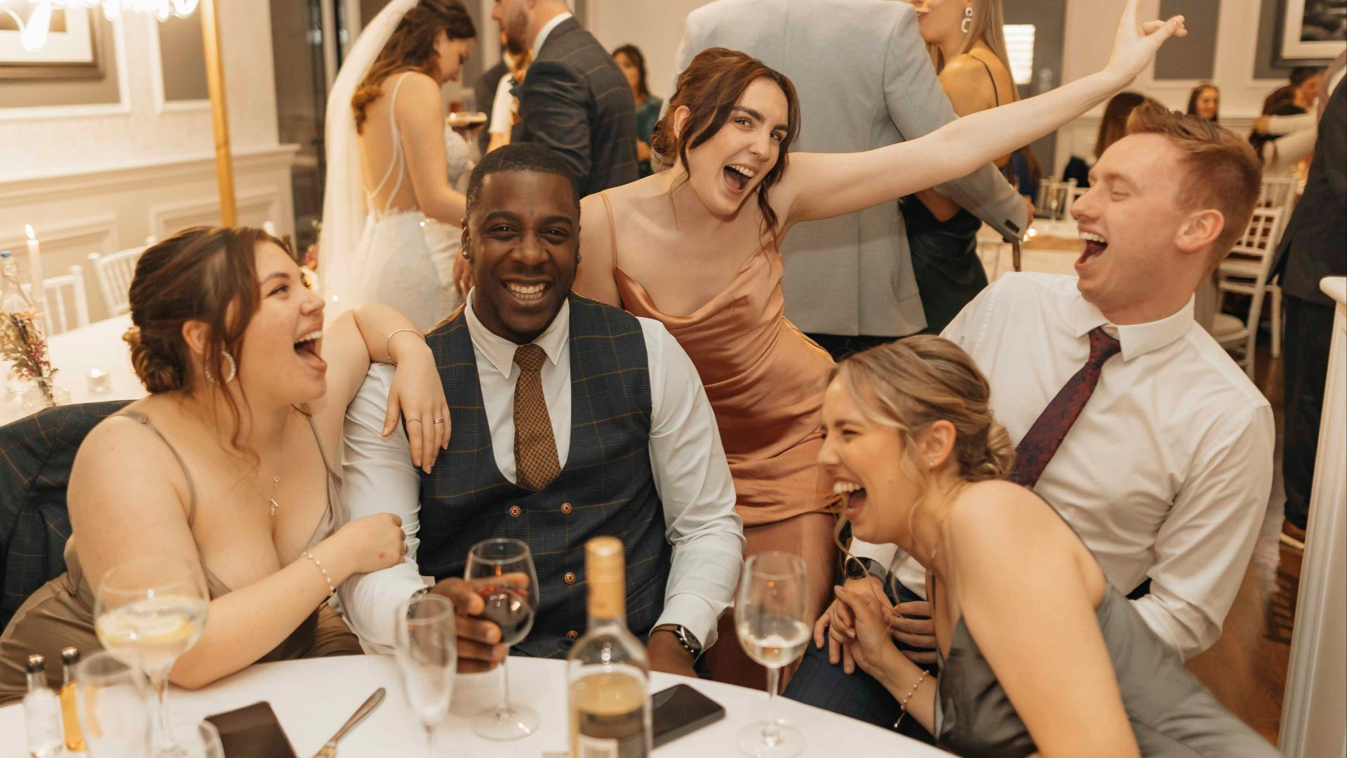 2. Est-ce que tous les invités s'amusent tout le temps ?