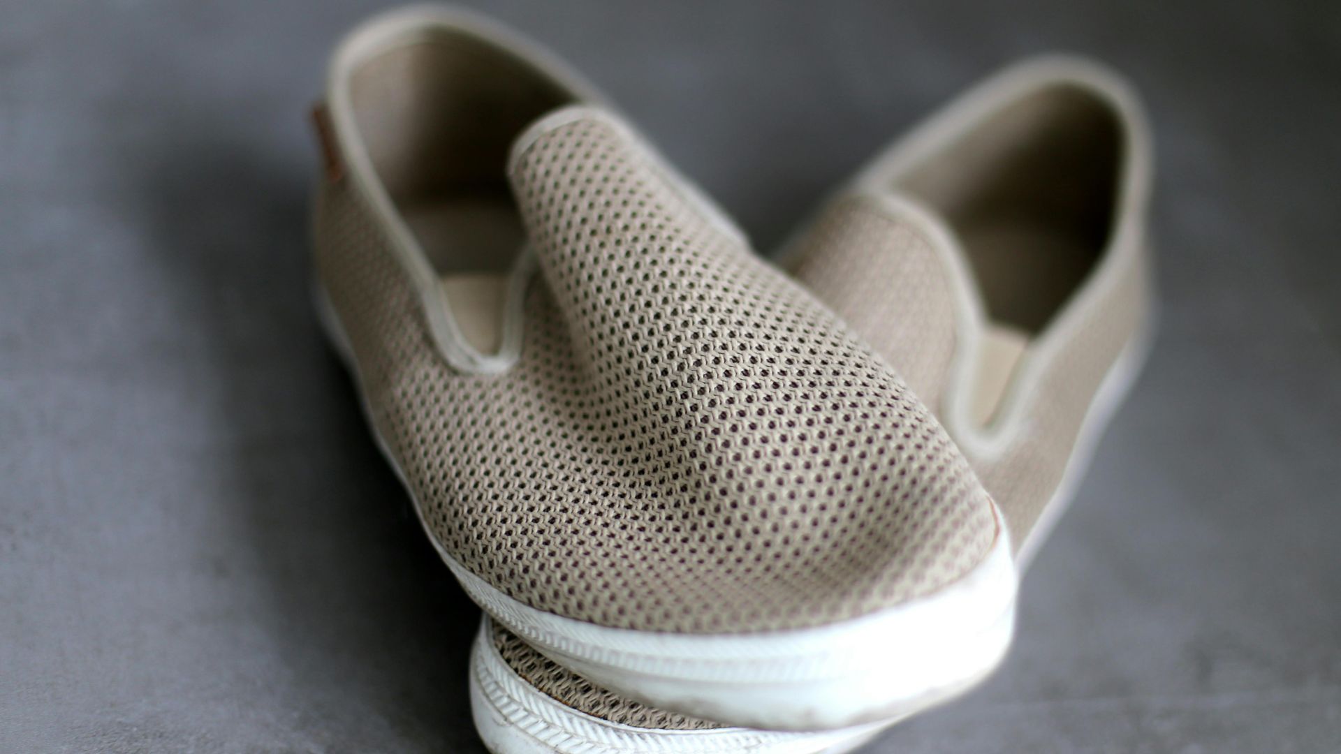 3. Des chaussures beiges sobres