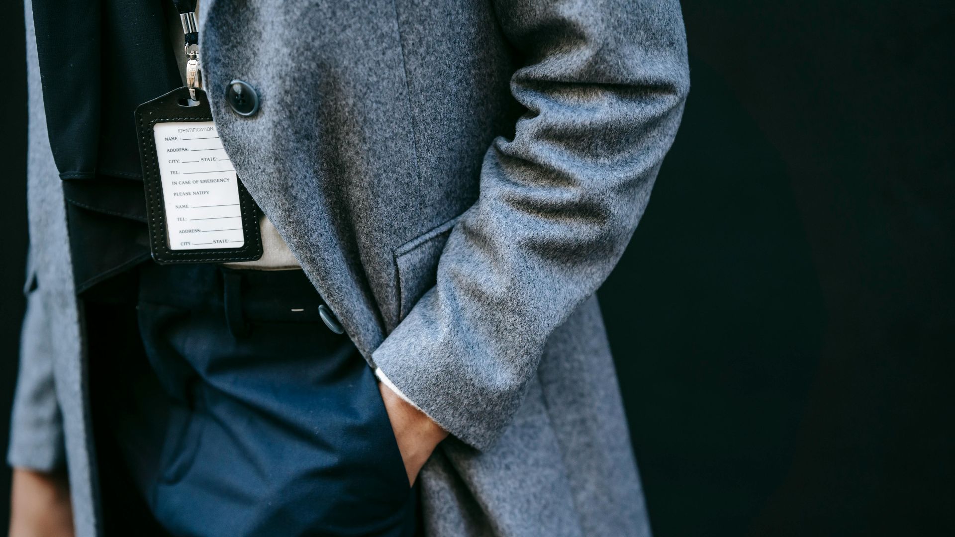 12. Un costume de cérémonie adapté à l'occasion