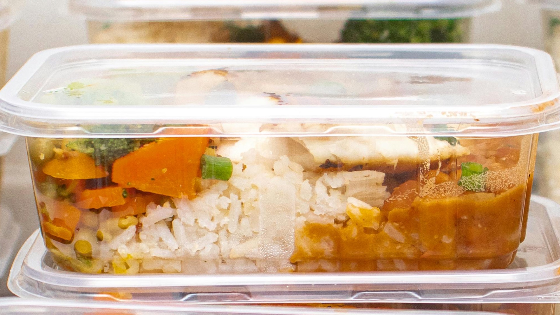 4. Jeter des aliments brûlés sur du plastique fondu