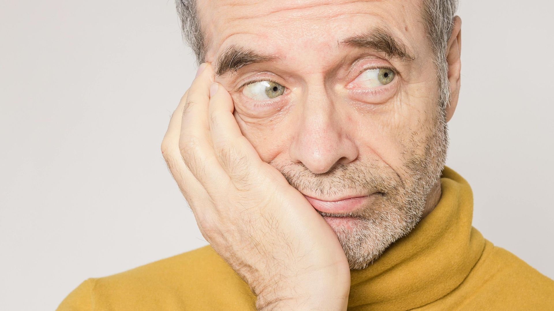 10 choses que les hommes plus âgés pensent qui les rendent attirants… et 10 qui les font passer pour des rêveurs
