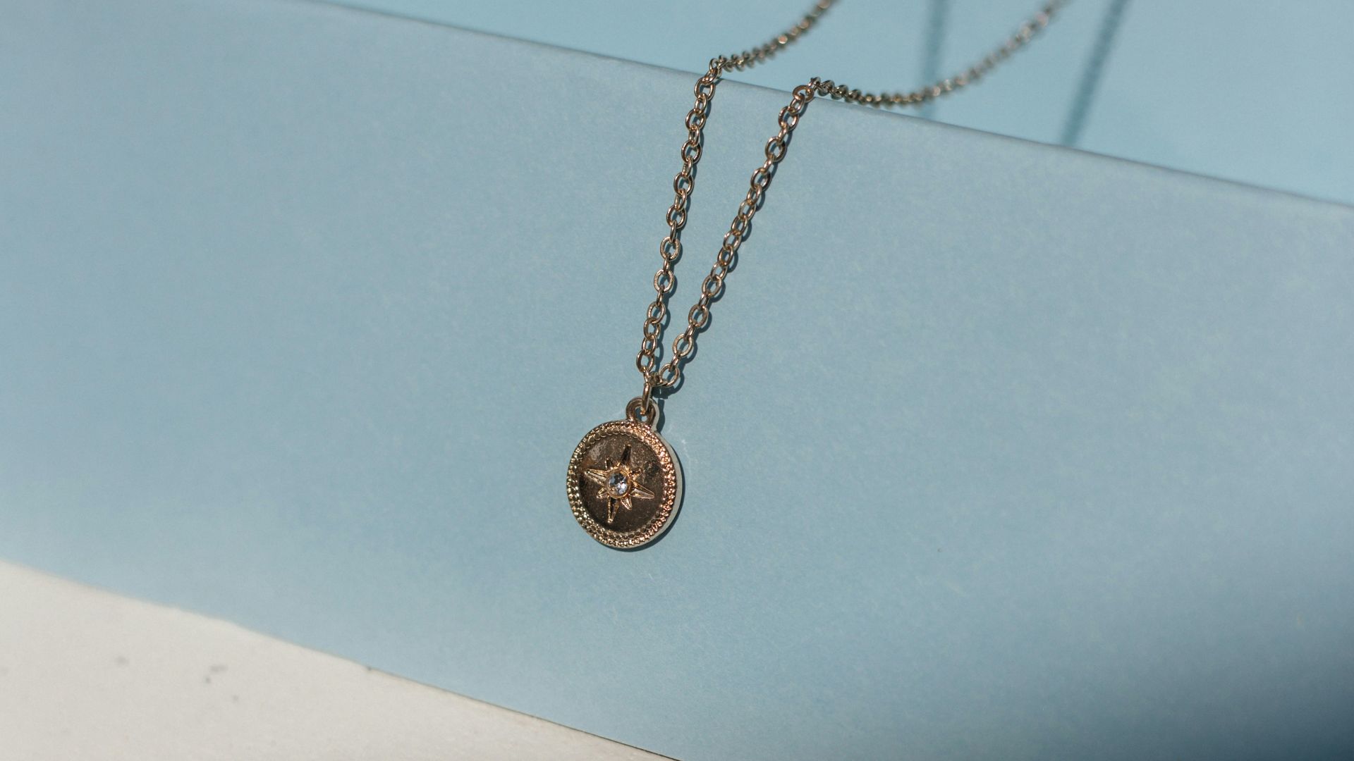 10. Un collier pendentif minimaliste