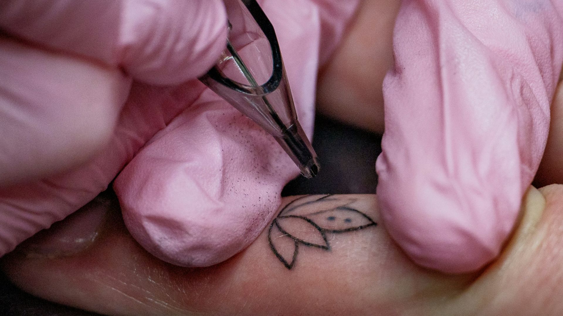 1. Tatouage floral aux traits fins