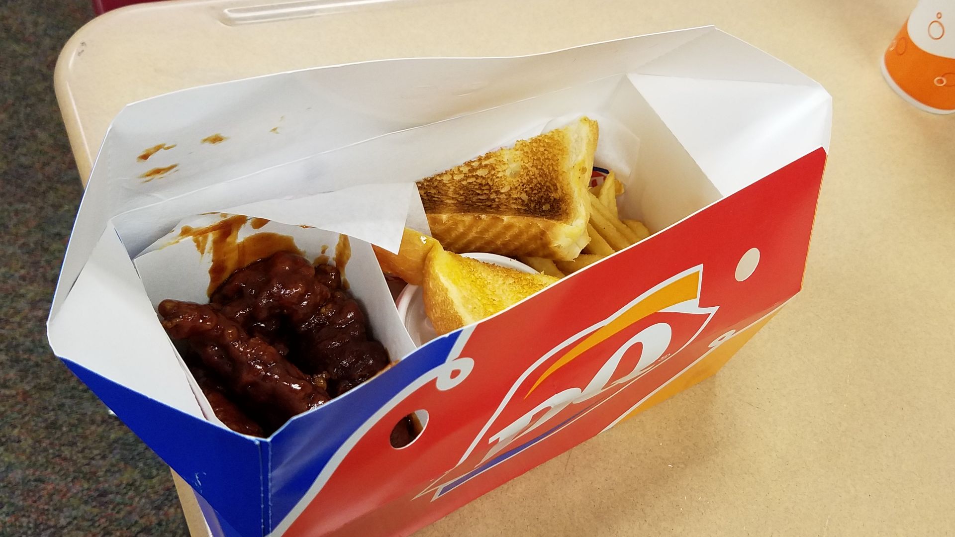 9. Panier de lanières de poulet au miel et sauce barbecue