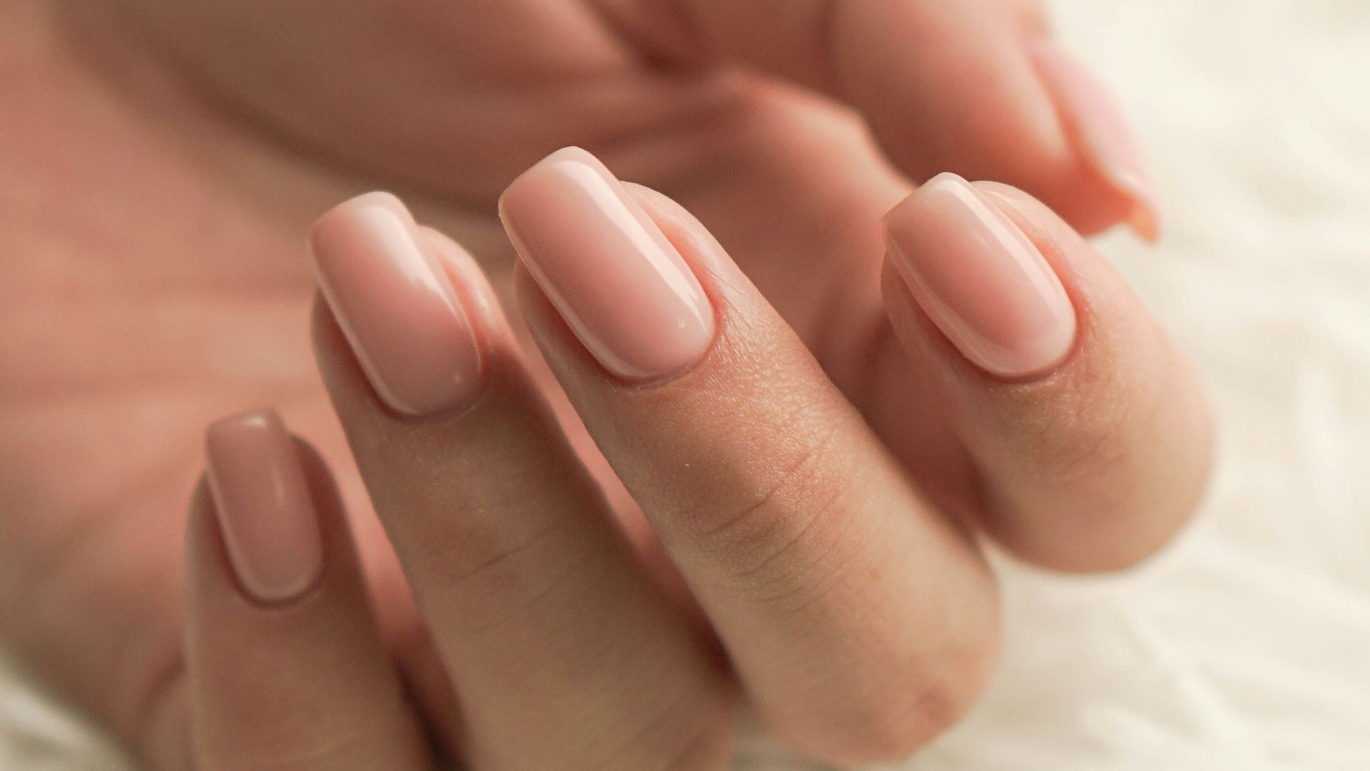 18. Se trémousser et se ronger les ongles de manière excessive