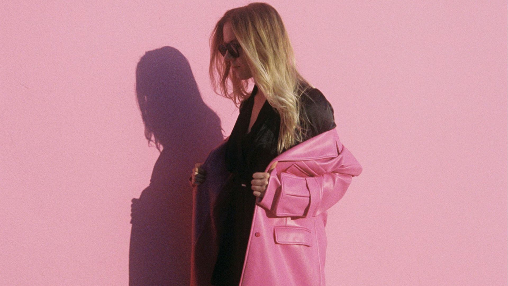 13. Noir et rose pâle