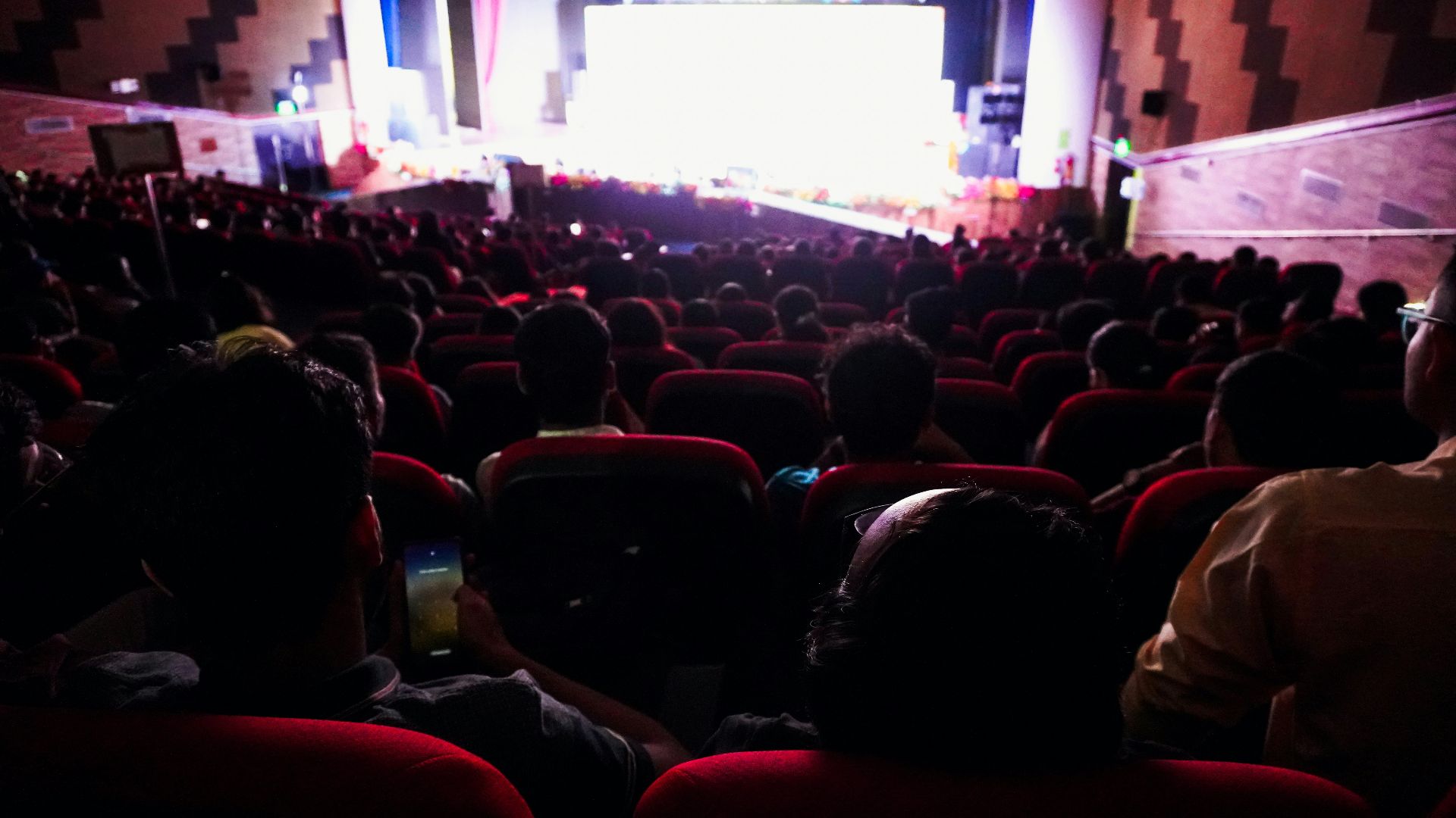 19. Les rumeurs sur l’« aiguille meurtrière » dans les salles de cinéma