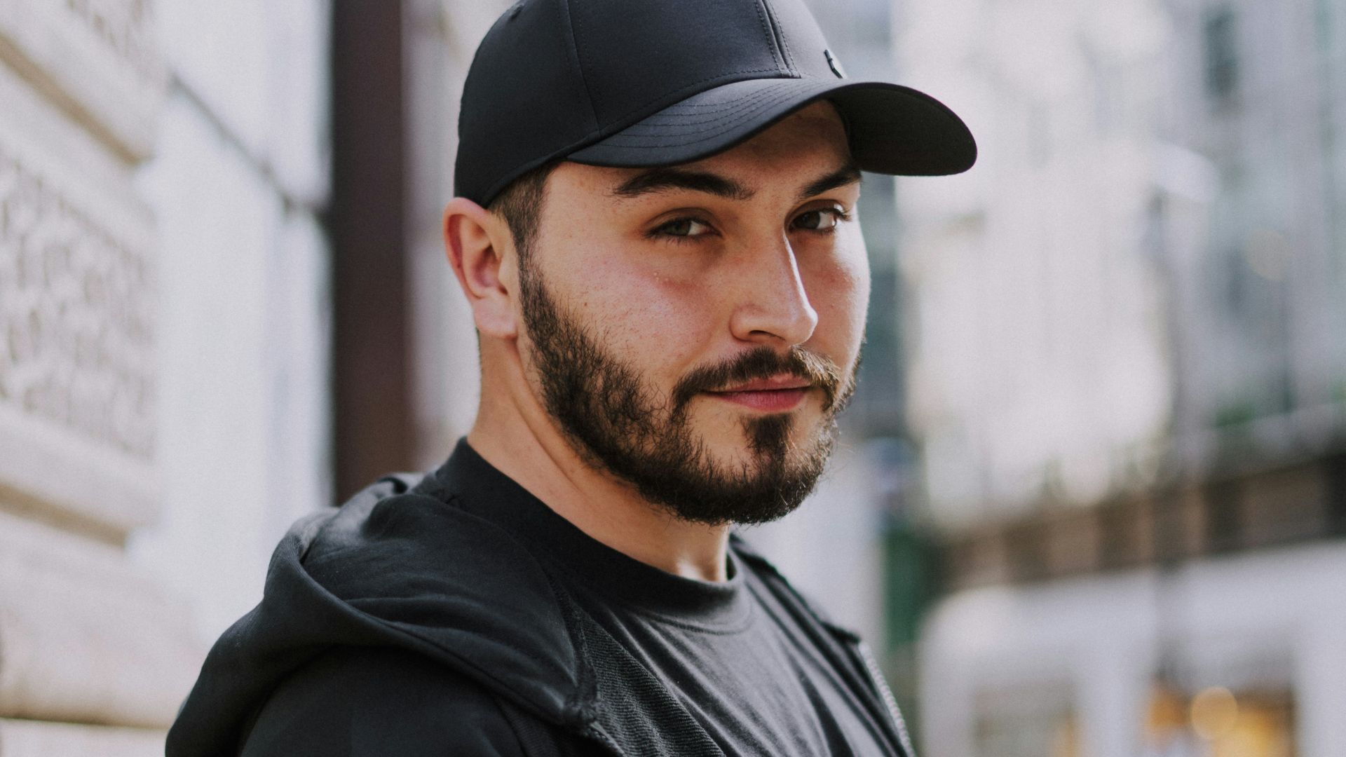 9. Le sweat à capuche idéal pour un look décontracté