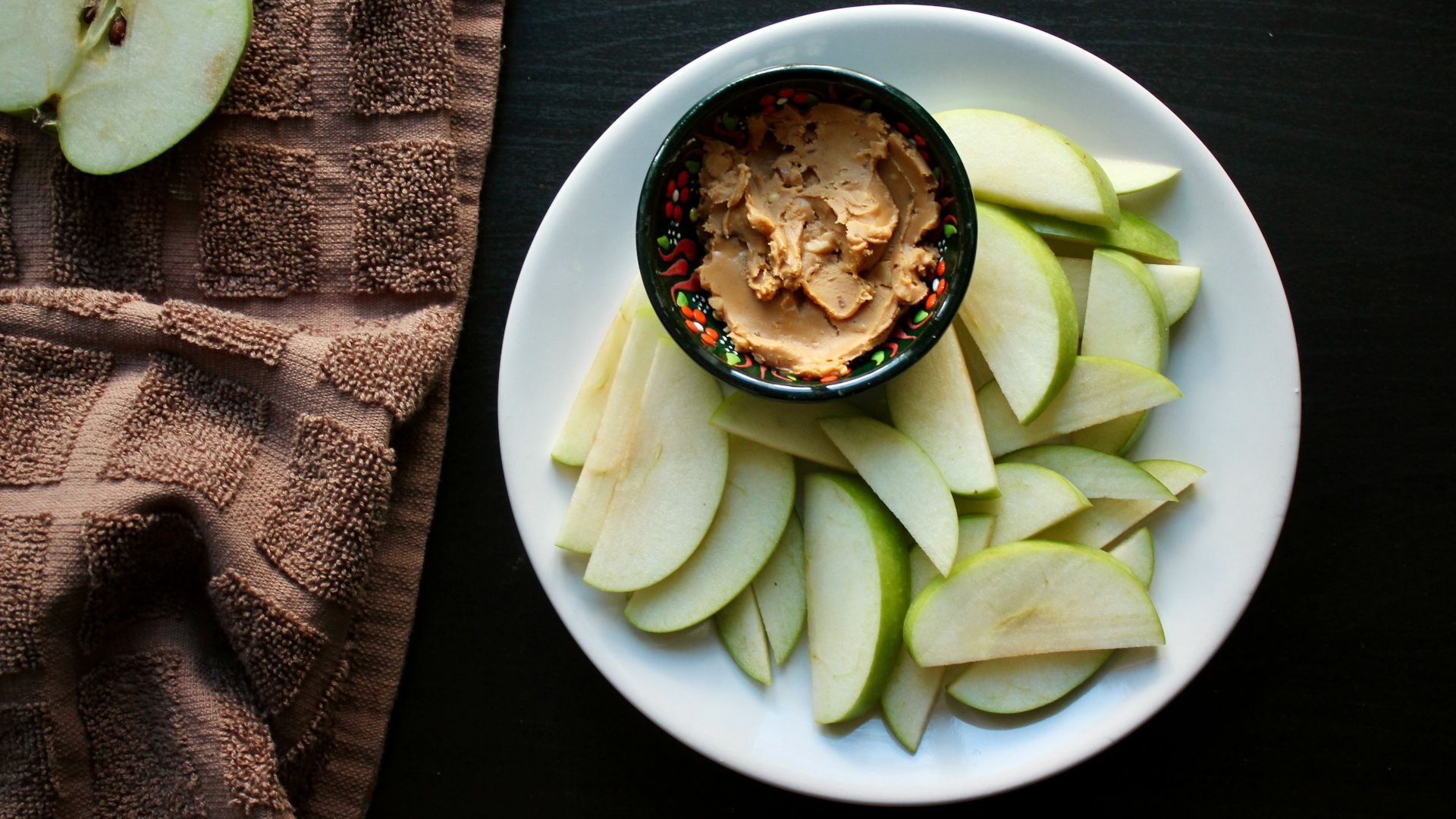 13. Des tranches de pomme au beurre de cacahuète