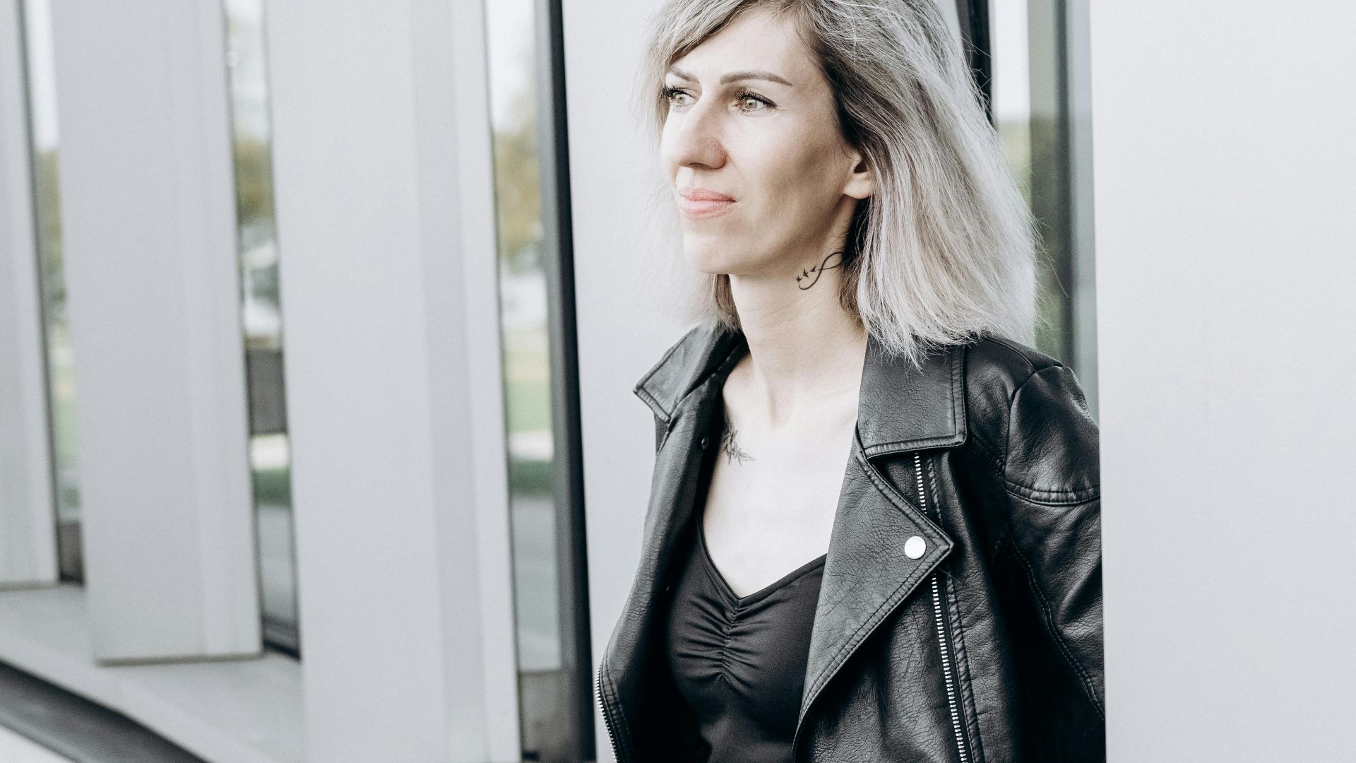 8. Le look « veste en cuir »