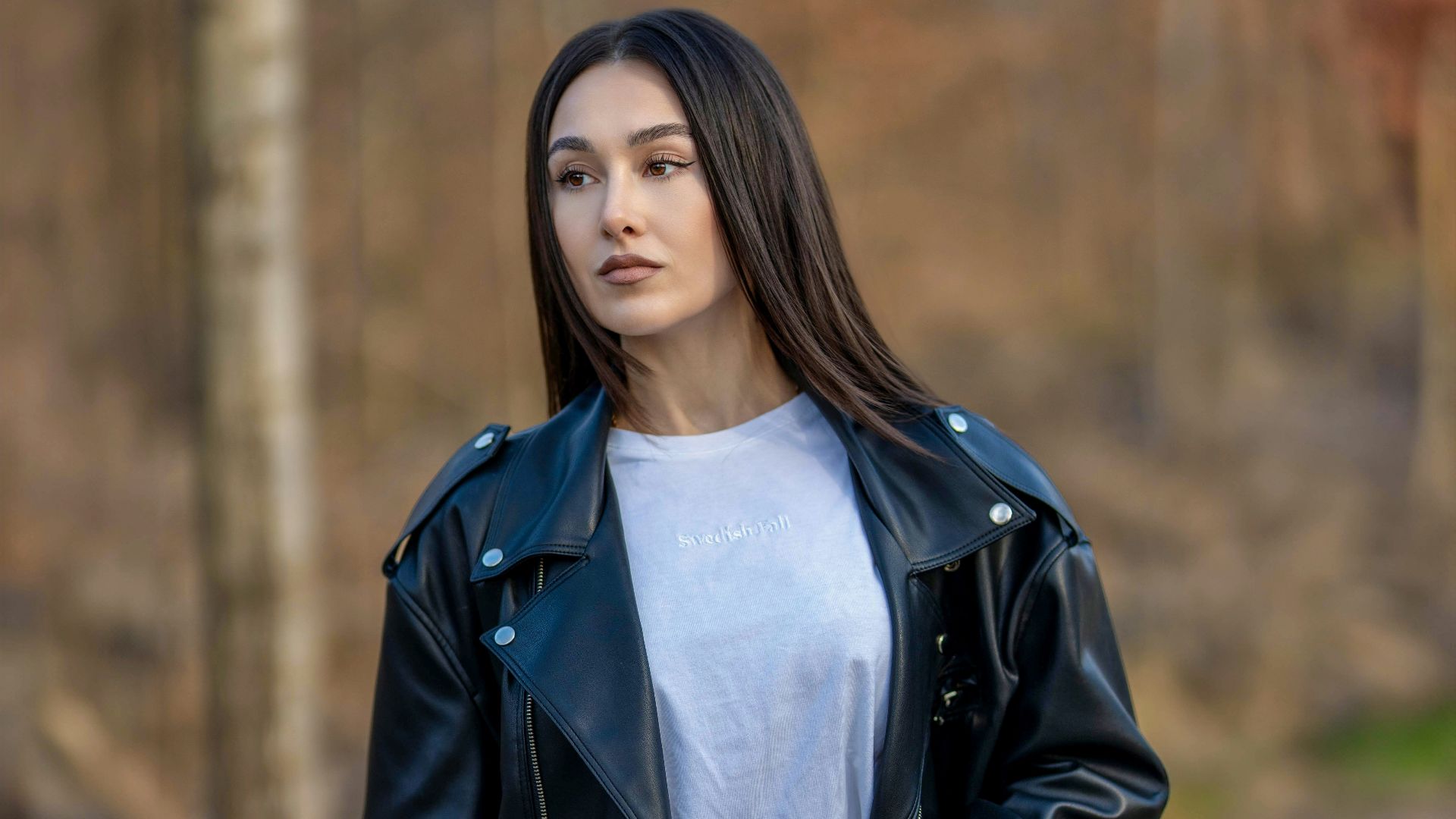 4. Une veste en cuir sur des basiques