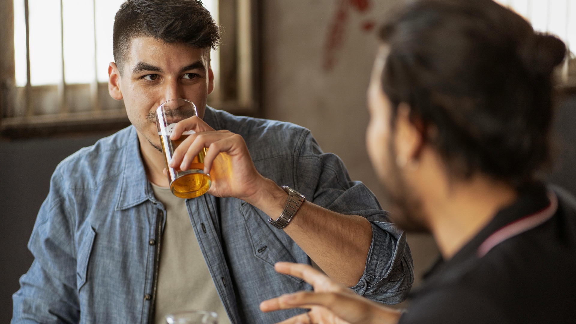 5. Ils peuvent passer des mois sans se parler et reprendre le contact immédiatement