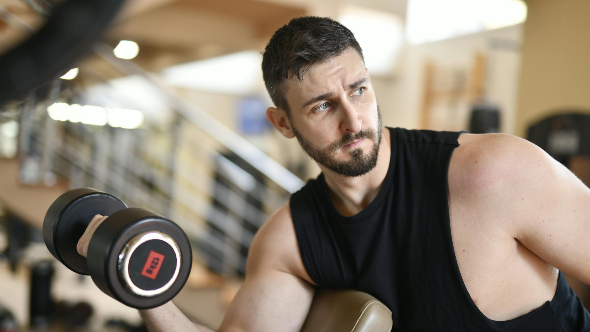 8. Flexions des biceps en position assise