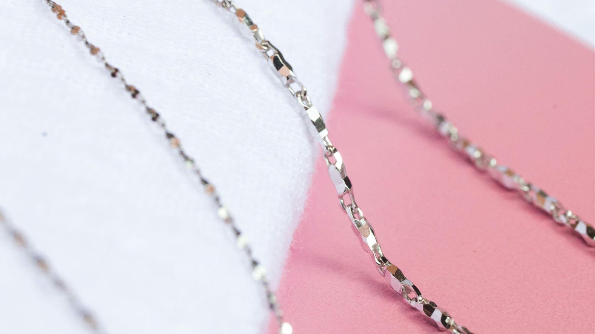 14. Des bijoux en or ou en argent de bon goût