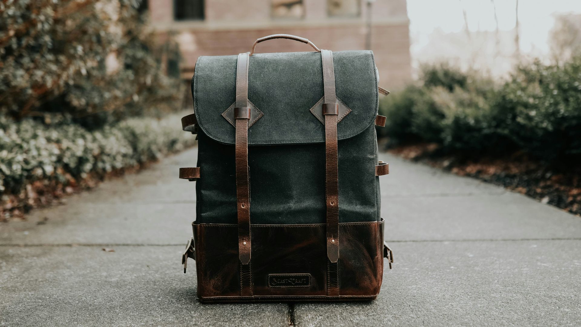 19. Les bretelles d'un sac à dos par-dessus une jolie veste
