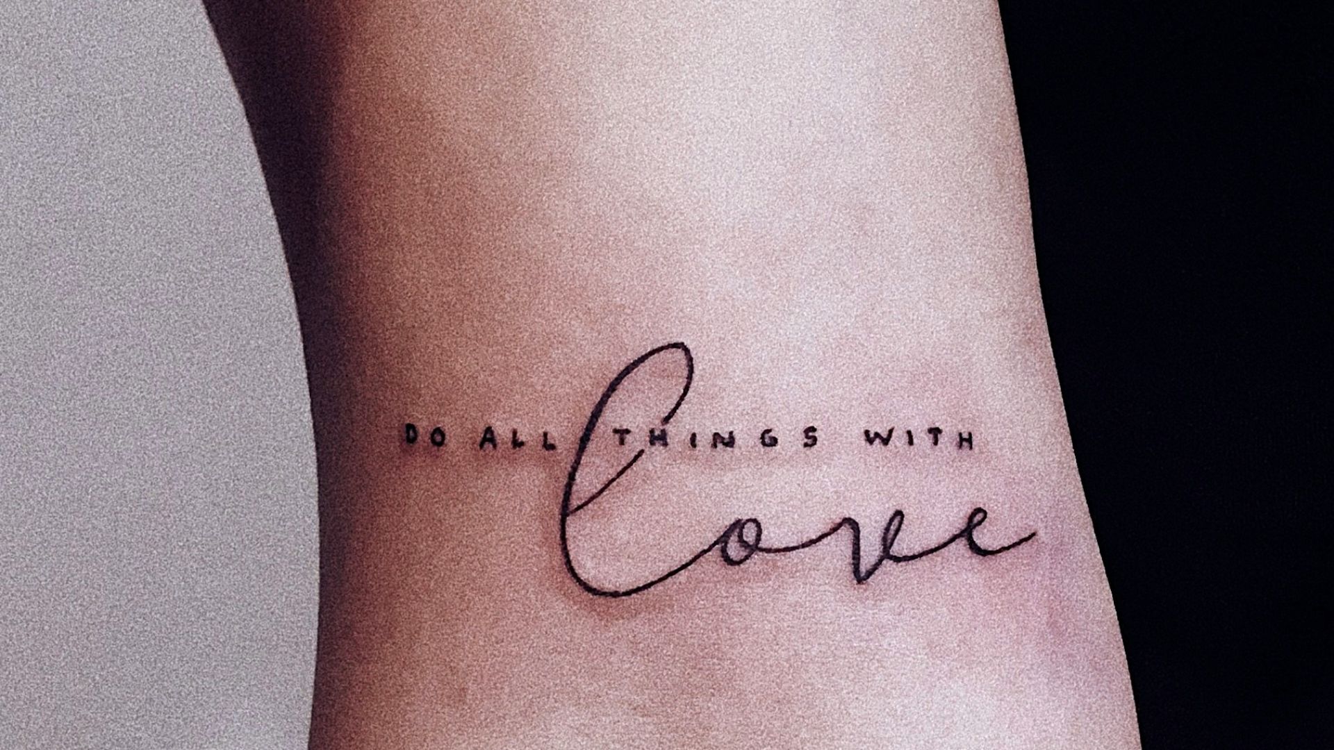 2. Petit tatouage avec du texte