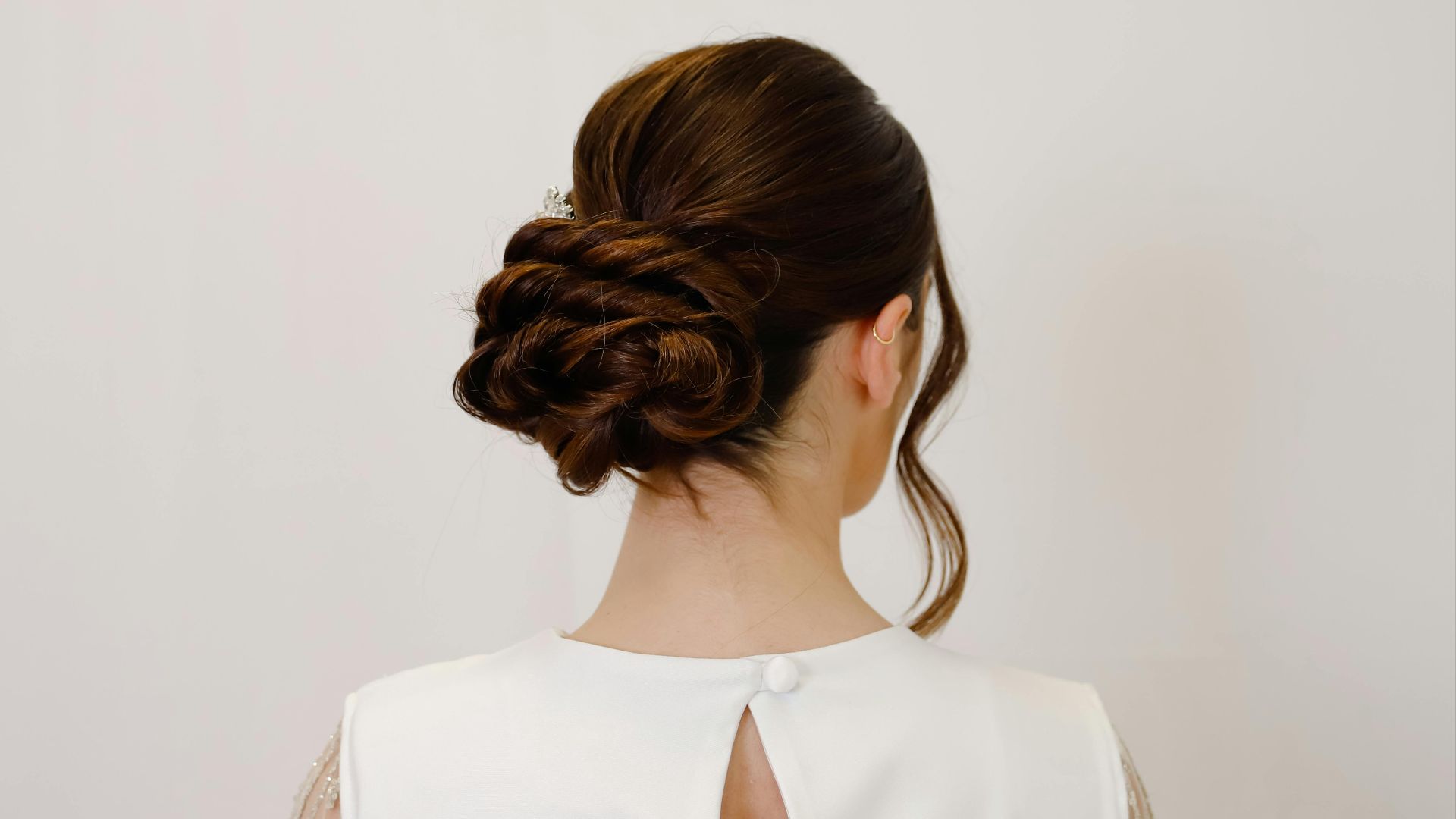 18. Une coiffure relevée soignée