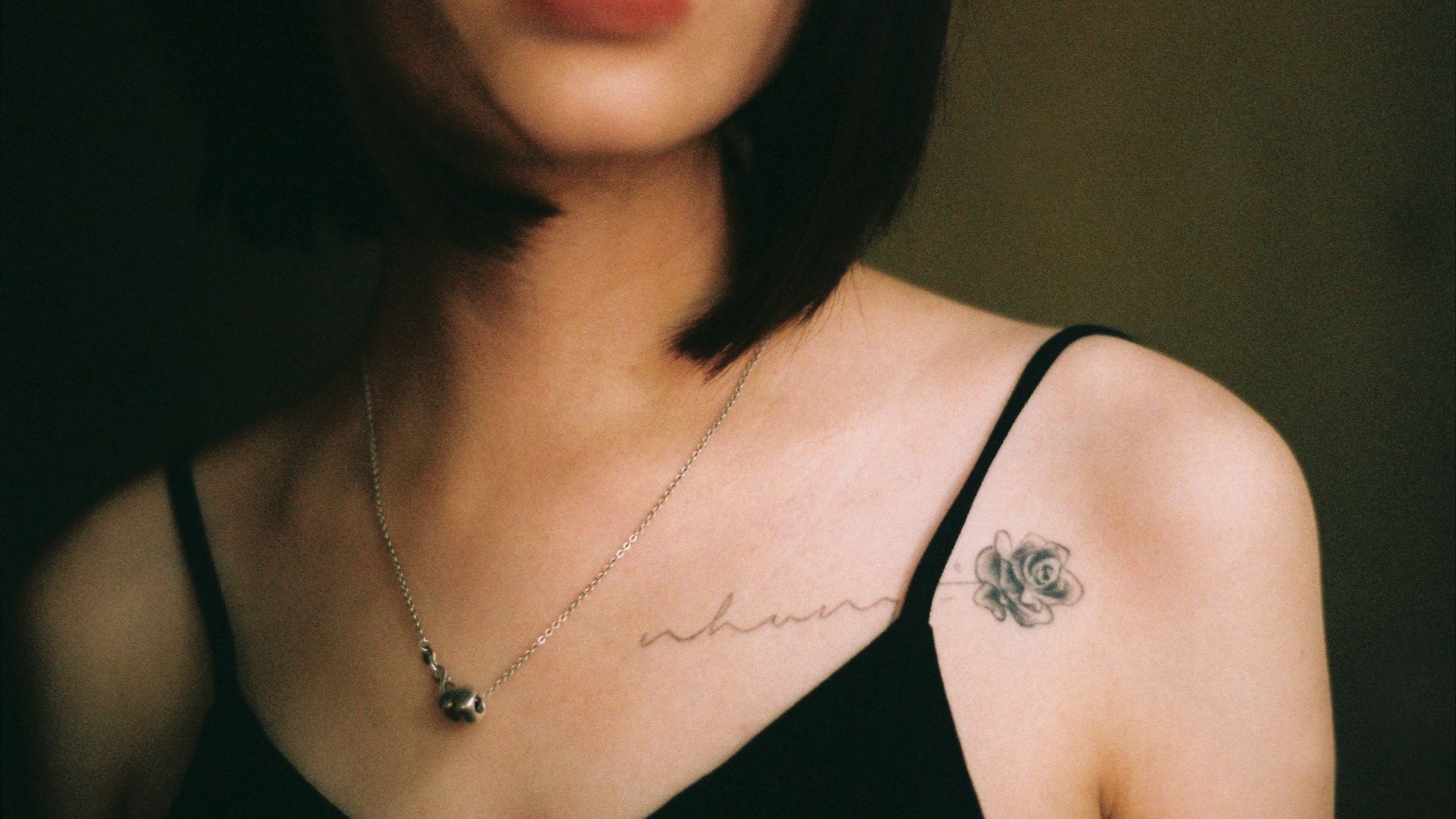 4. Un tatouage raffiné sur la clavicule