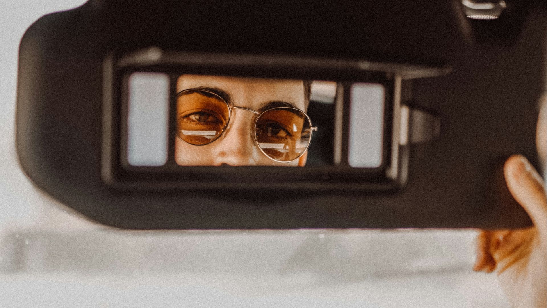 13. Porte-lunettes de soleil