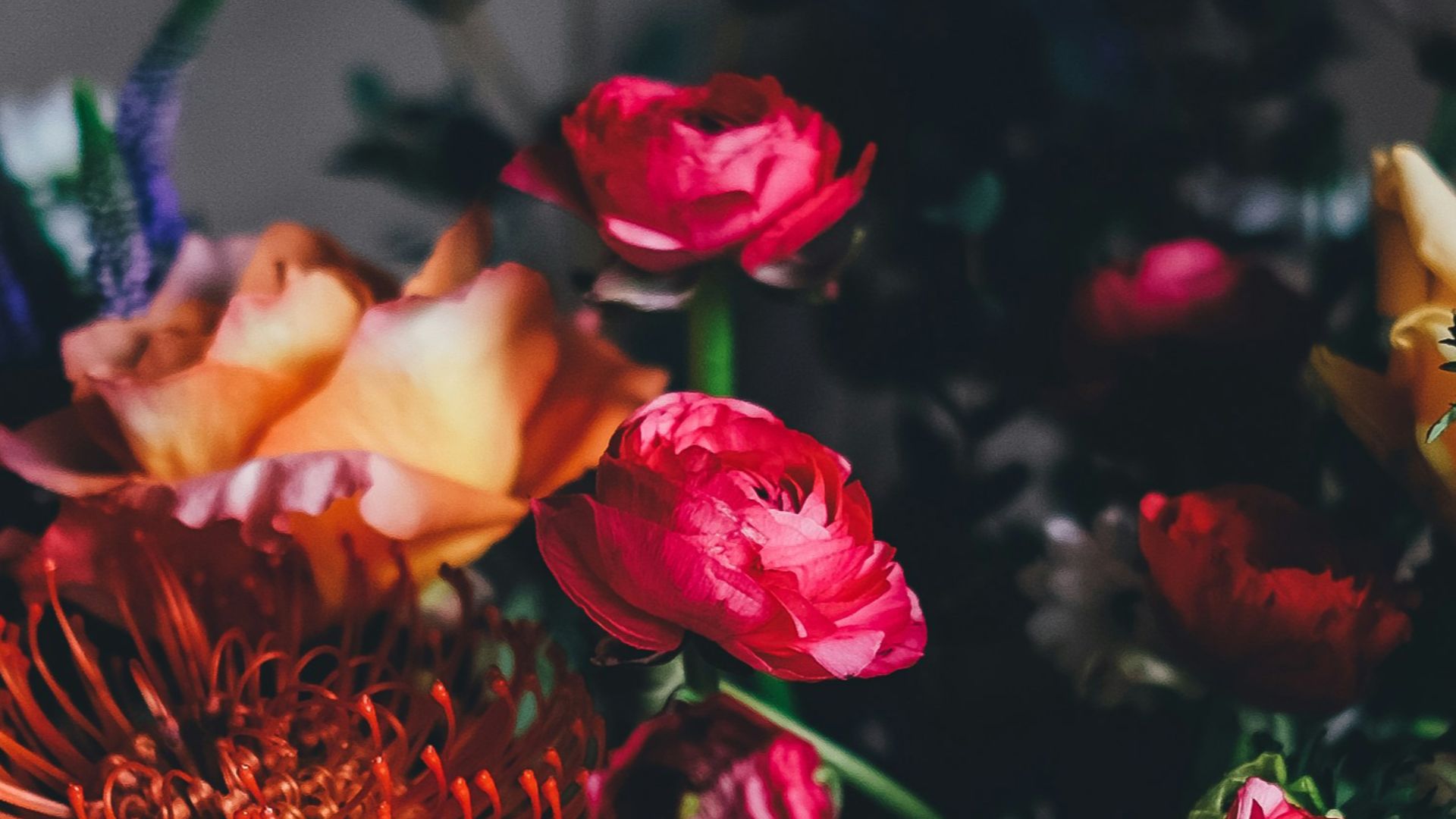 4. Petites boucles d'oreilles florales à porter derrière l'oreille