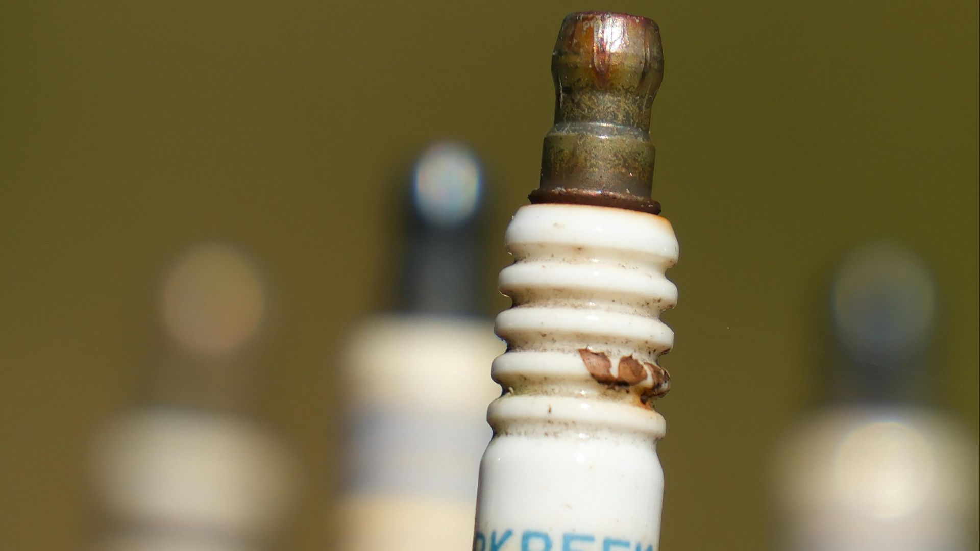 8. Remplacer les bougies d'allumage selon le calendrier prévu