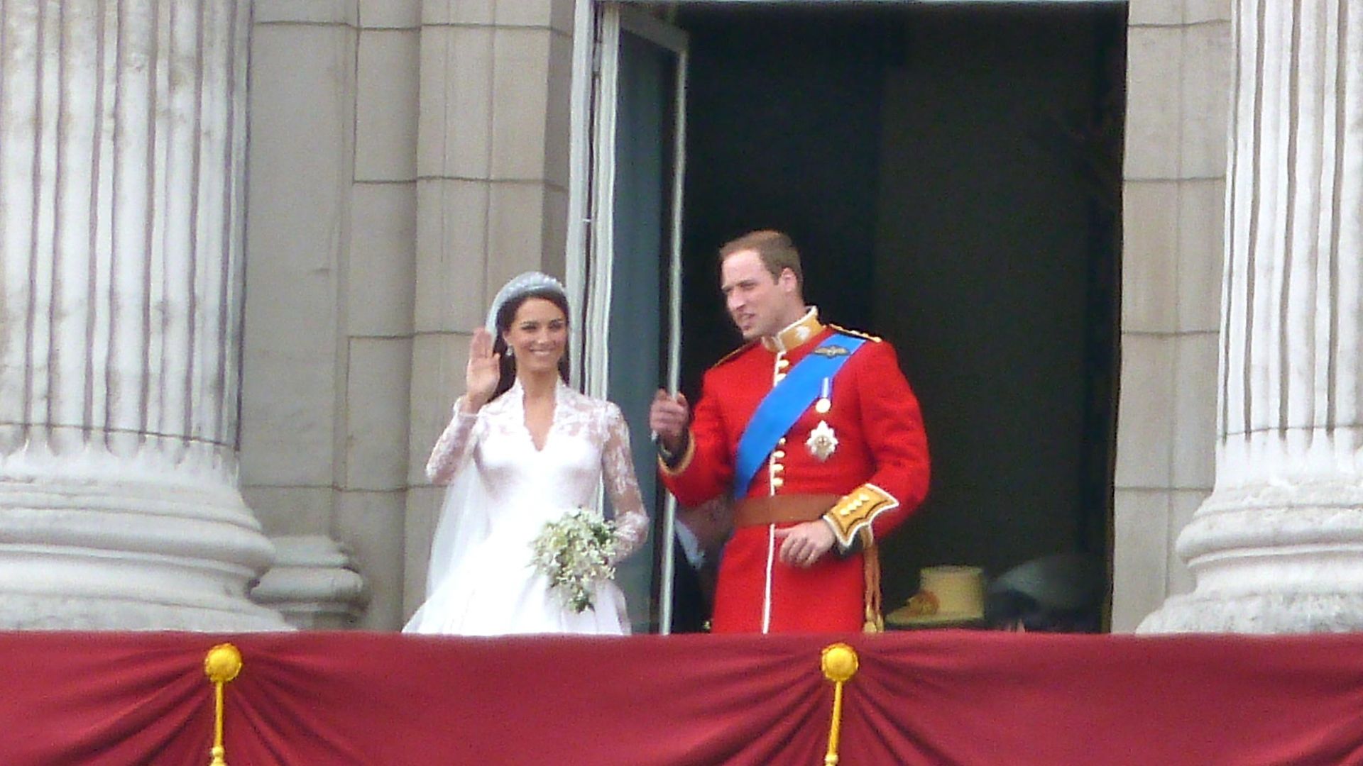 9. La robe à manches en dentelle de Kate Middleton