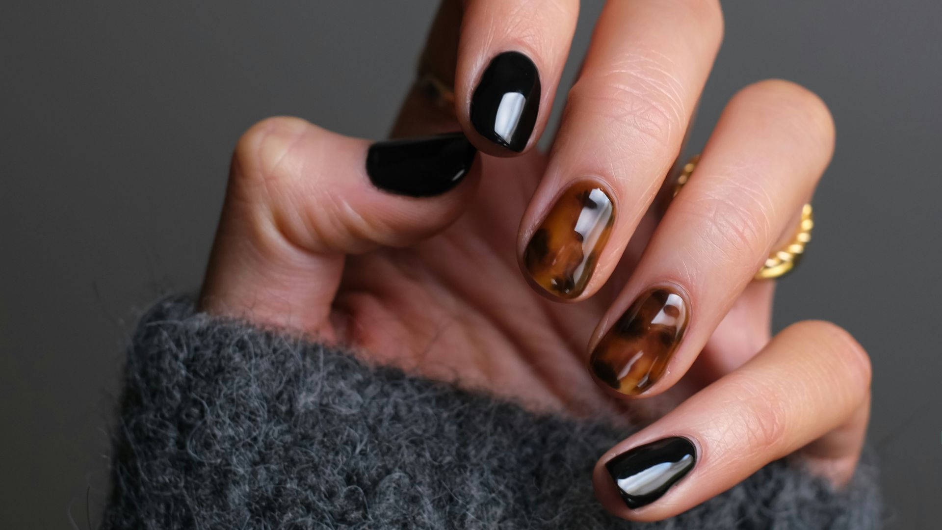 12. Vernis à ongles foncé