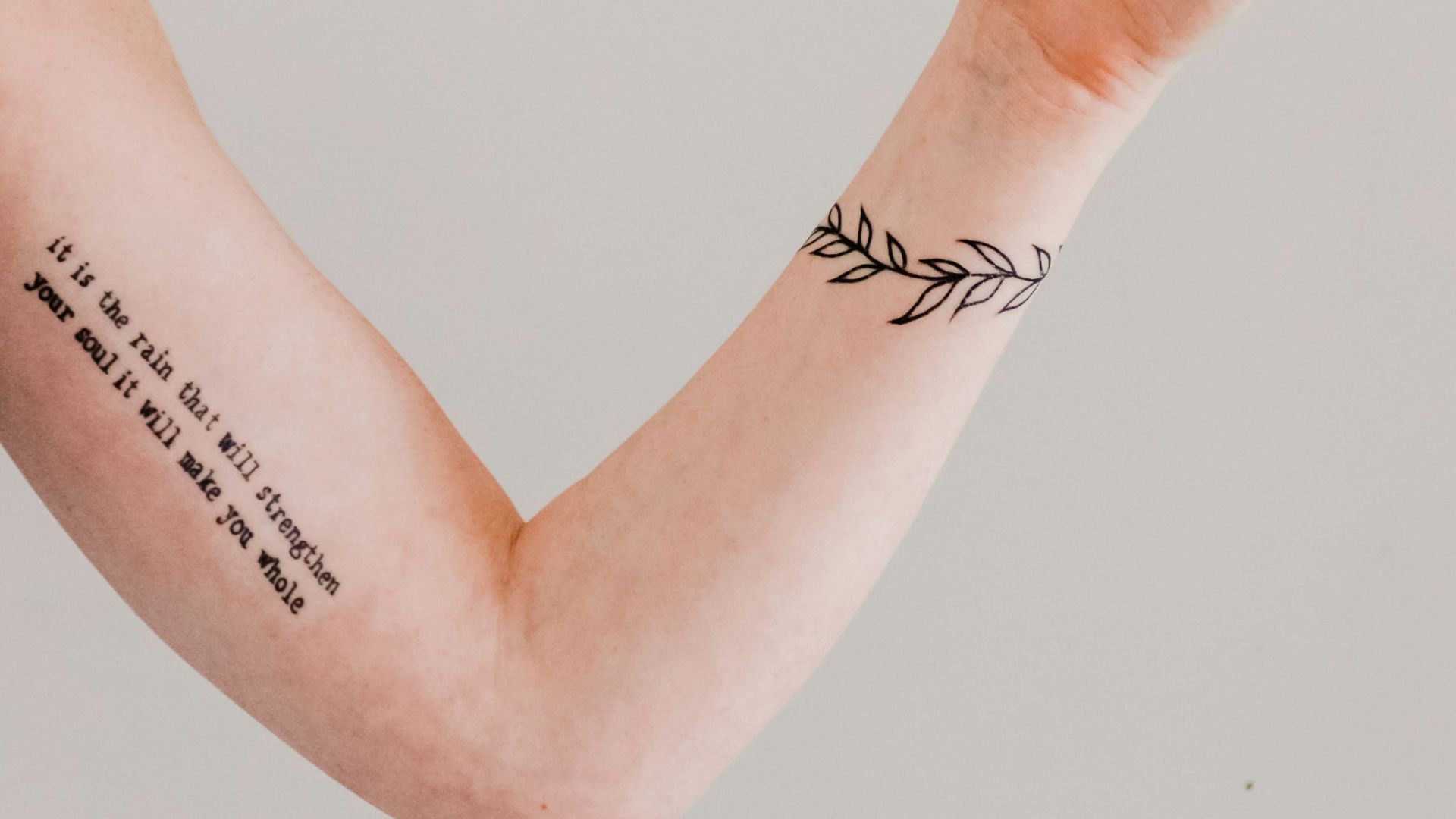 5. Petit tatouage au poignet