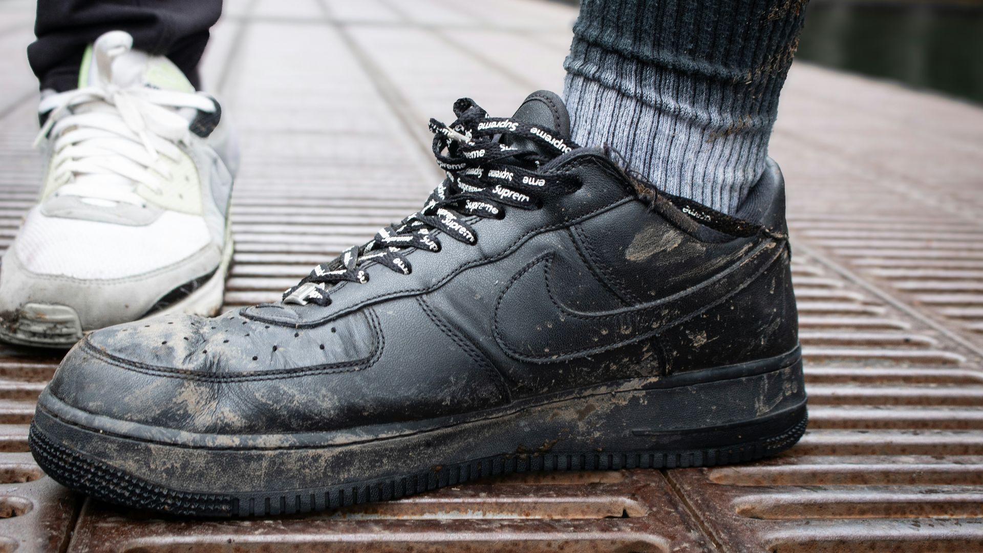 13. Gros plan sur les baskets sales