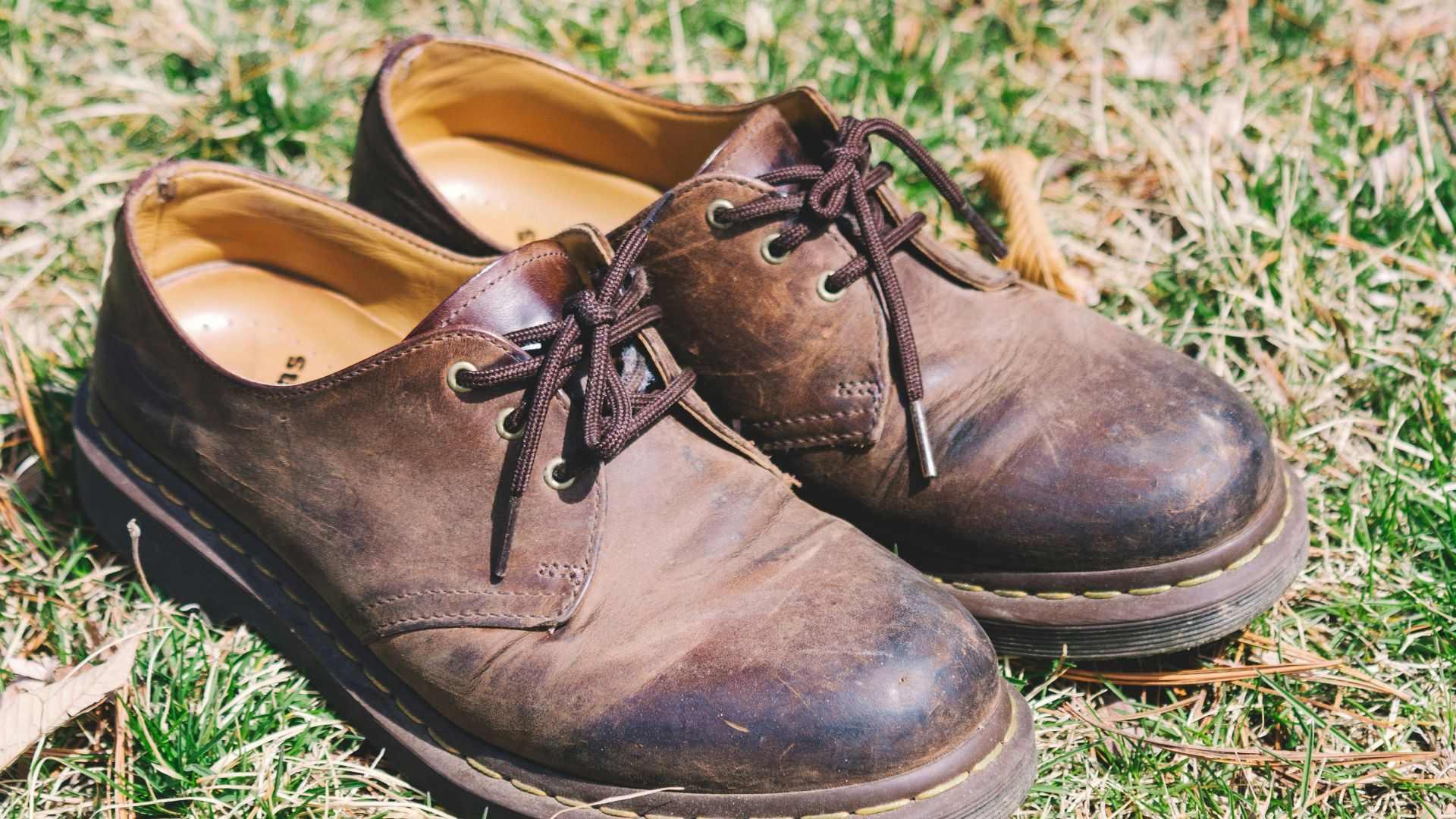 9. Chaussures de ville abîmées