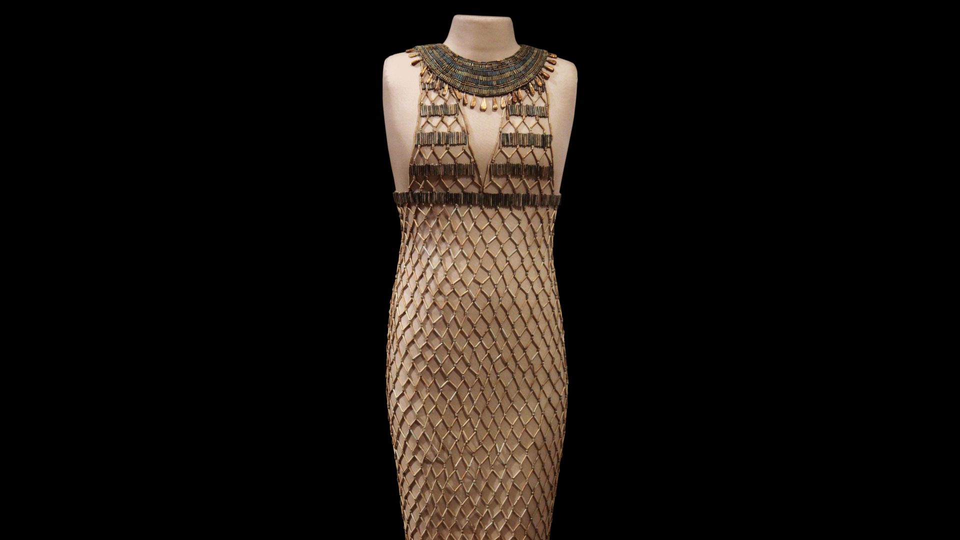 15. Robe en filet à perles Giza