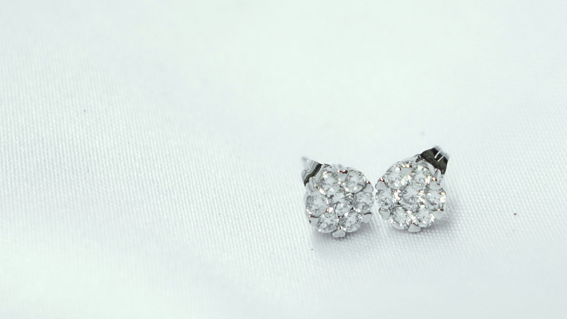 4. Petites boucles d'oreilles à clous avec diamant ou zircone cubique