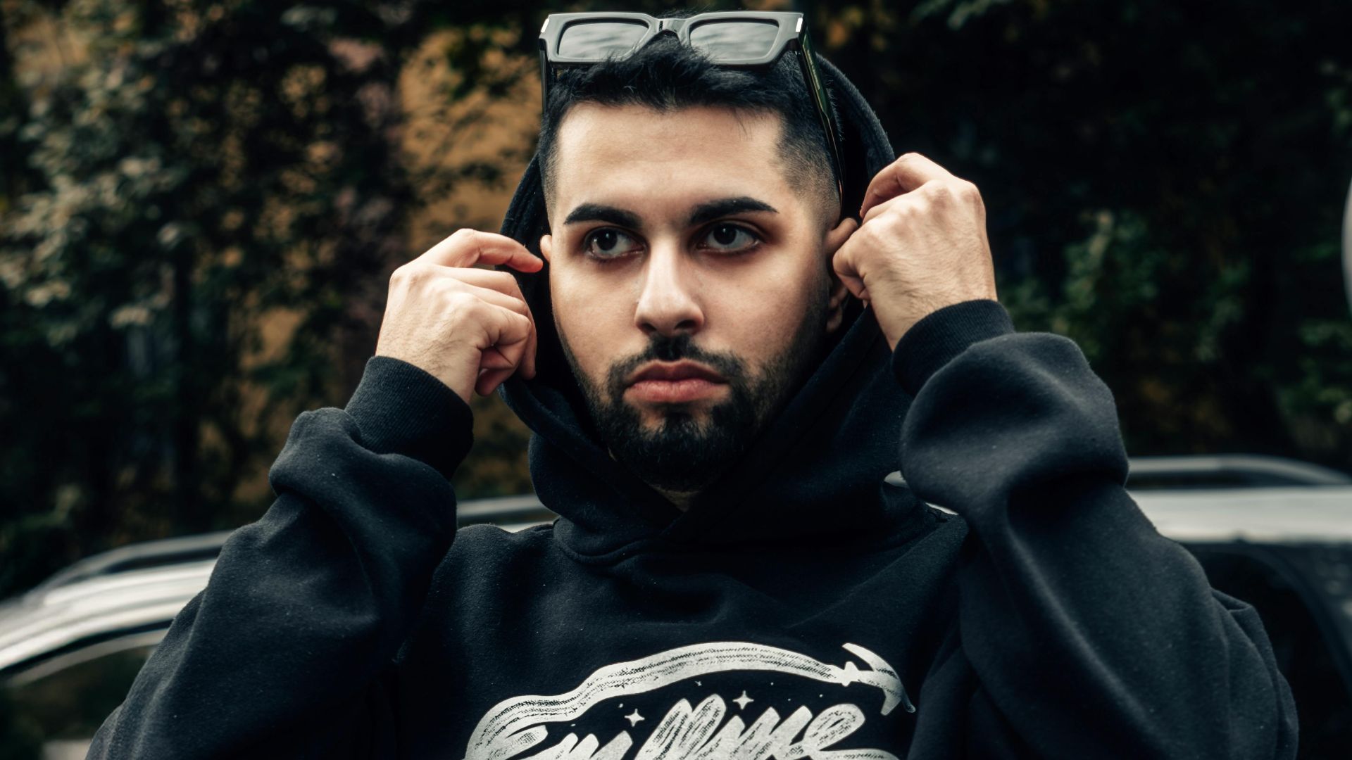 6. Un sweat à capuche emblématique