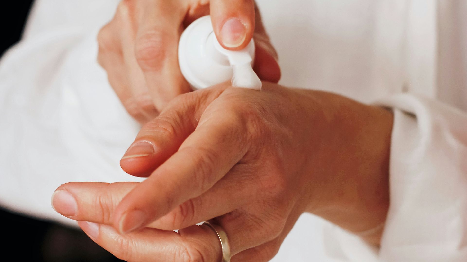 3. Oublier de mettre de la crème pour les mains après s'être lavé les mains
