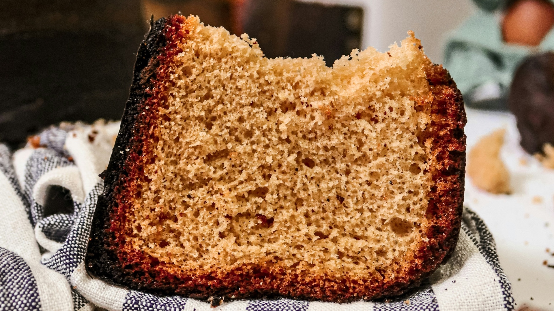 2. Retirez les bords brûlés des pâtisseries