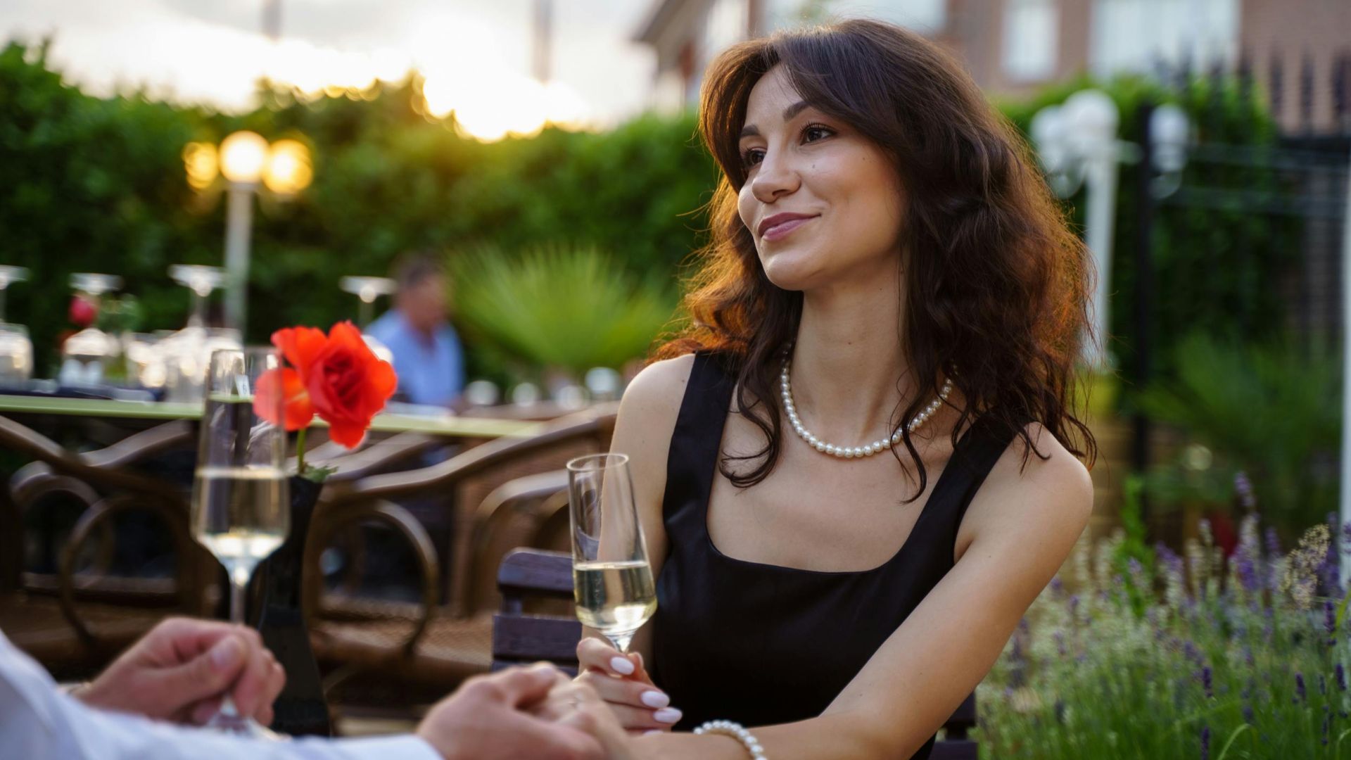 7. Cela rend hommage à la personne qu'il a invitée