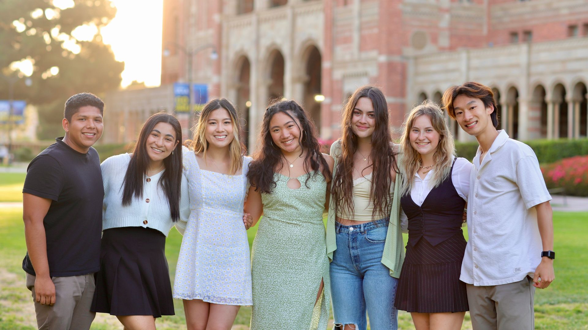 5. Tu surveilles de trop près tes anciens camarades de classe