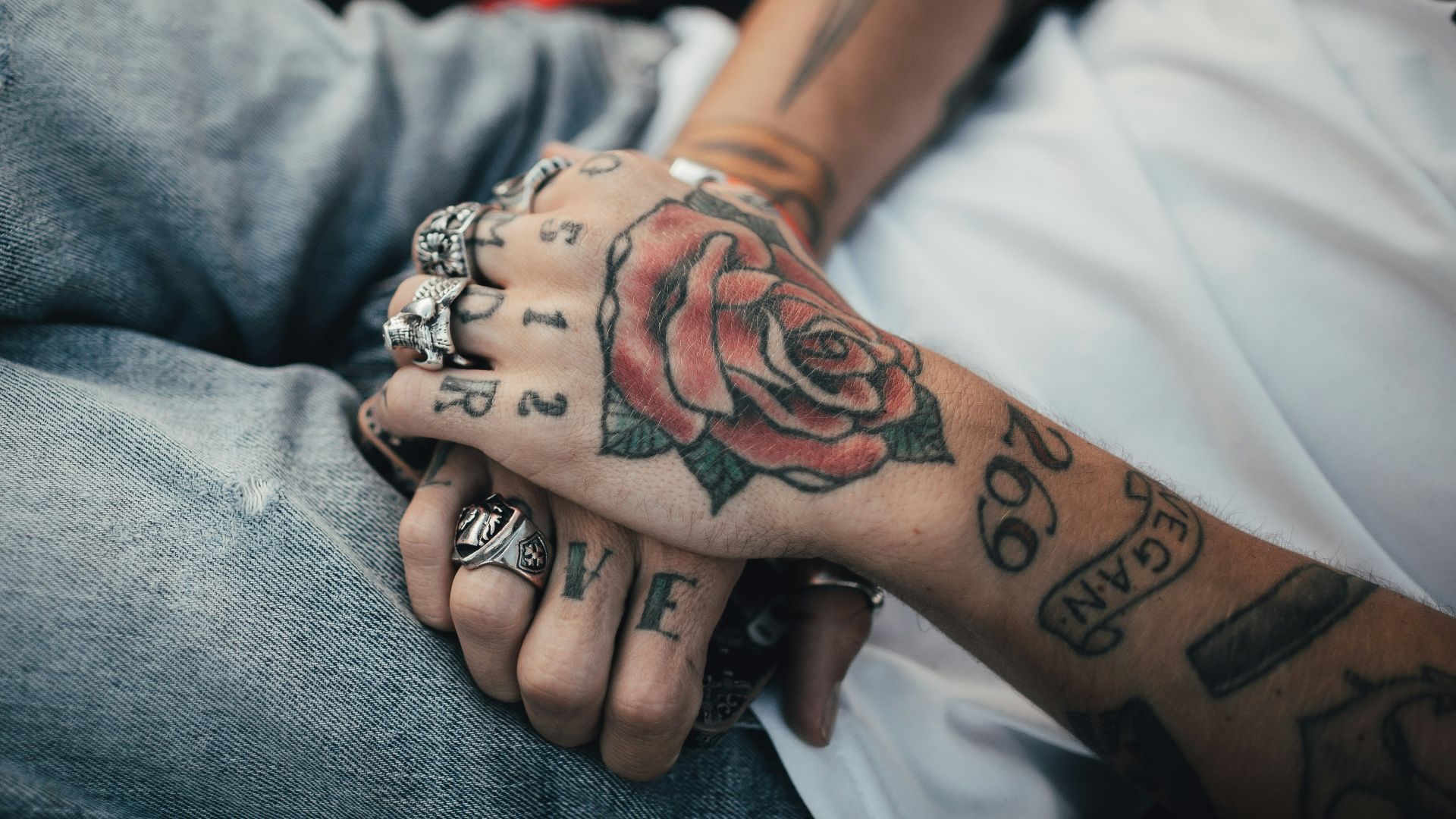 7. Des tatouages audacieux sur les mains