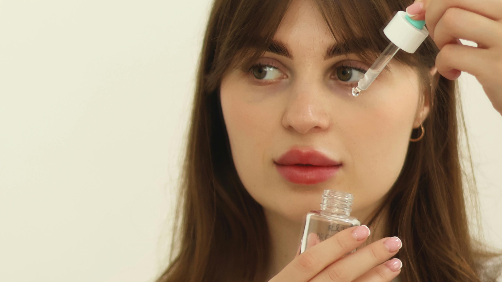 5. Intégrez un sérum hydratant à votre routine