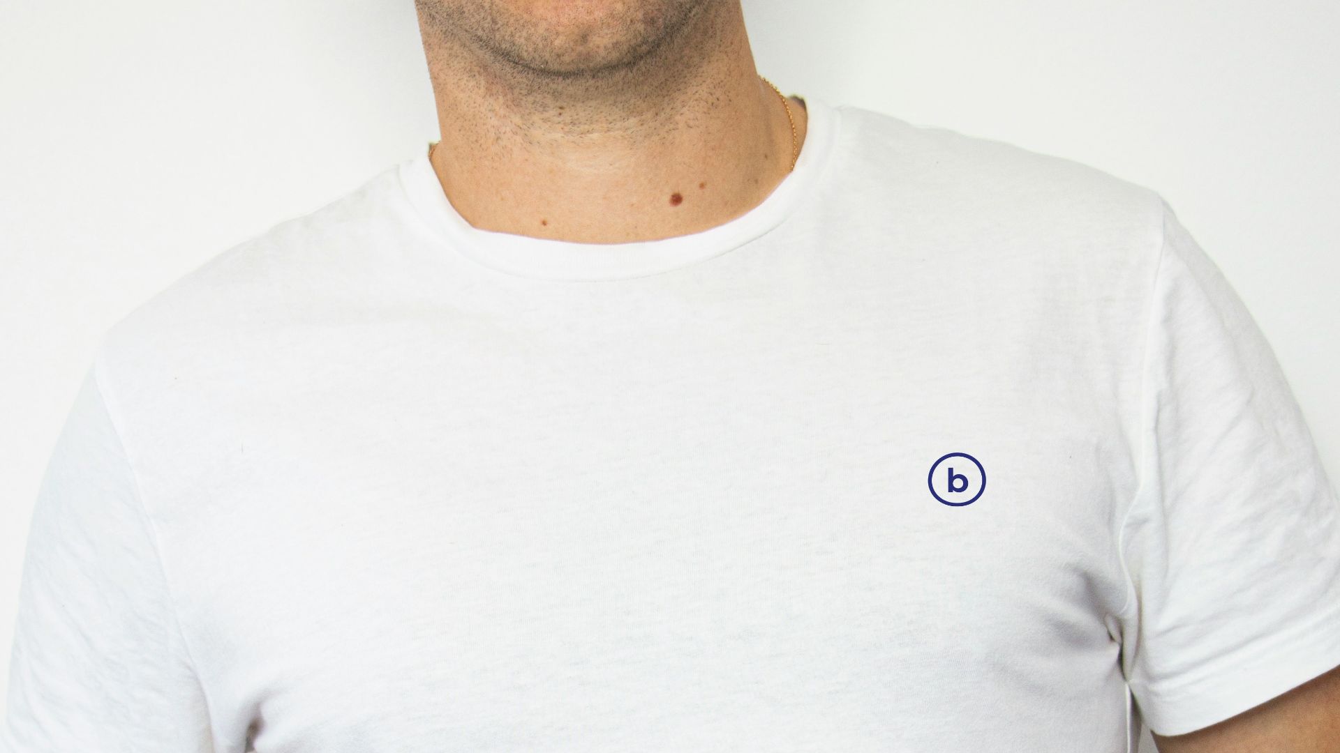 3. Optez pour un t-shirt plutôt qu'une chemise boutonnée